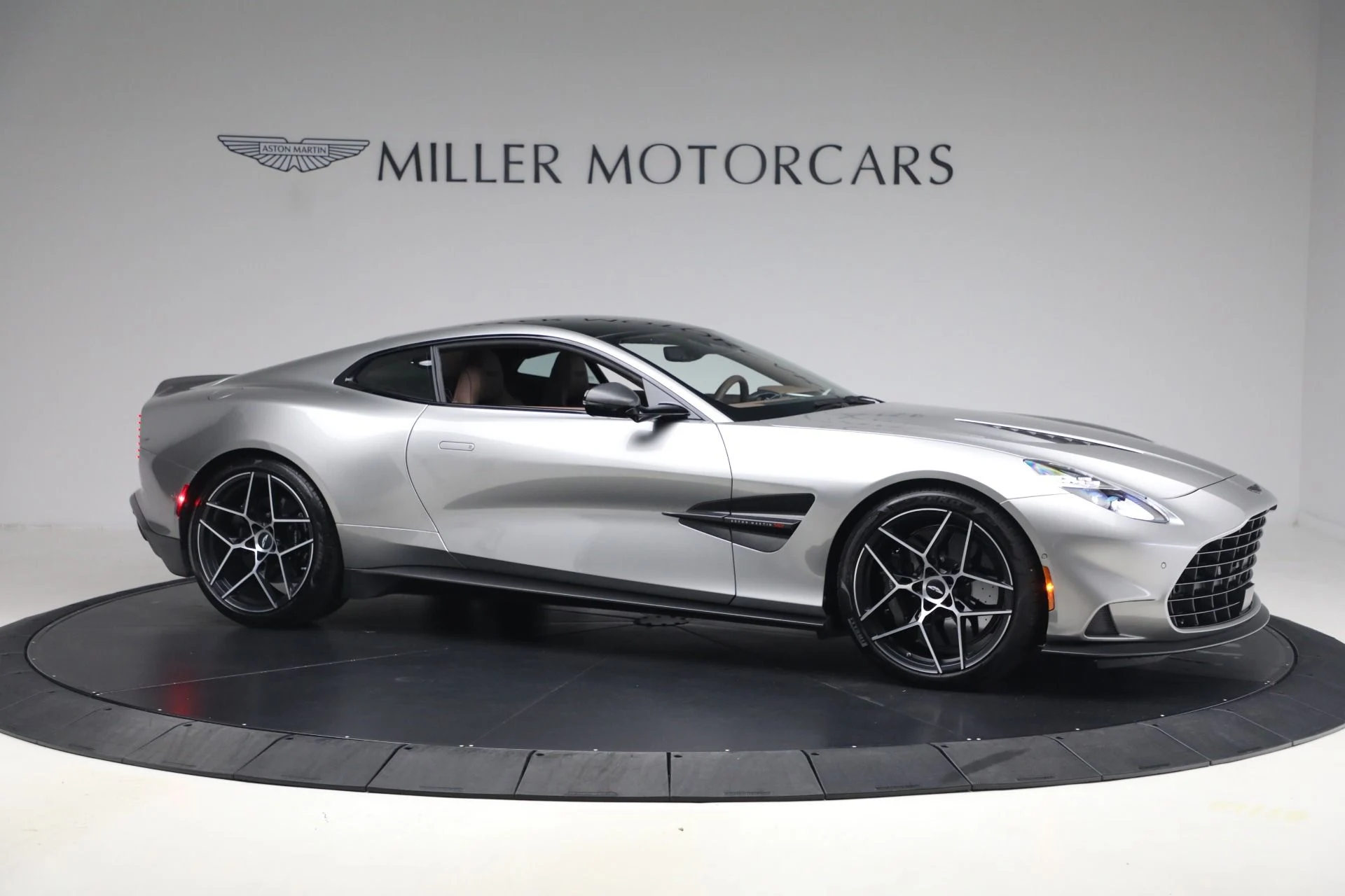 mph009_1546753866_Used_2025_Aston_Martin_Vanquish_1791232652_005378d65f