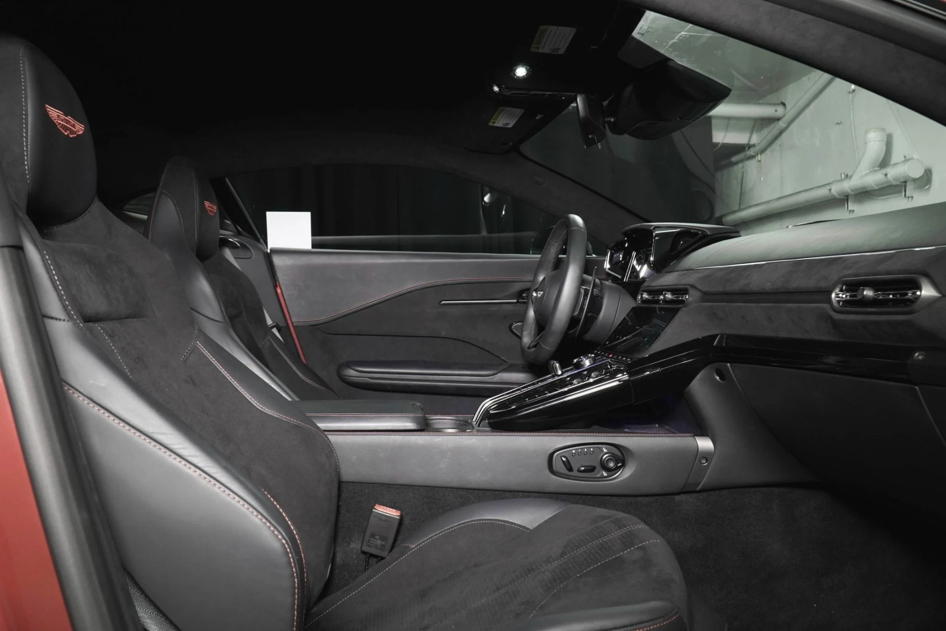 mph009_1580189299_Used_2025_Aston_Martin_Vantage_Base_1787242428_a6ad526556
