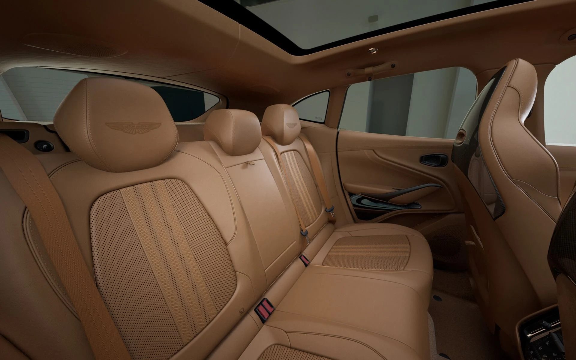 mph009_1617488504_New_2026_Aston_Martin_DBX_707_1765814958_b989514f06