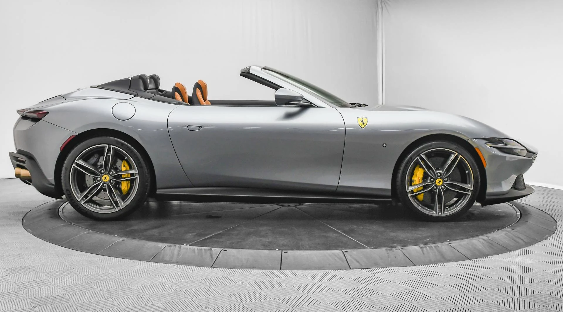 mph009_1641113410_Used_2025_Ferrari_Roma_Spider_1755677430_2175025d9a