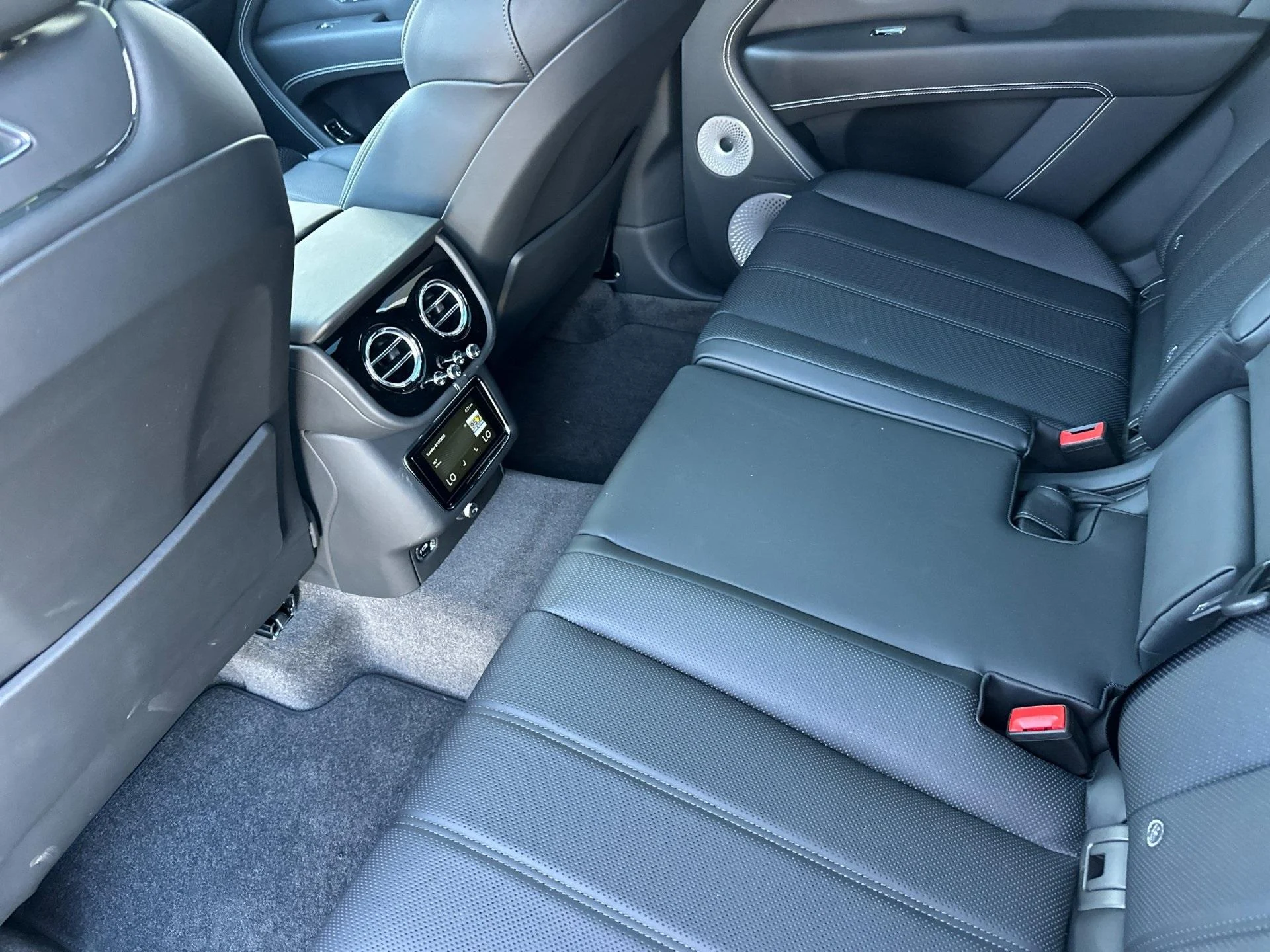 mph009_1681181994_New_2025_Bentley_Bentayga_V8_1755698834_ce6523bafc