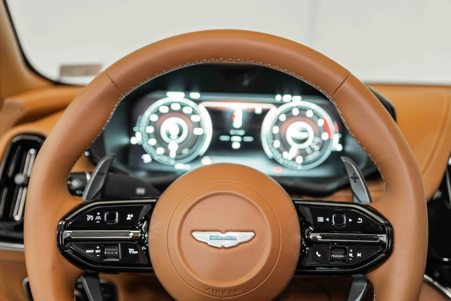 mph009_1758580229_Used_2025_Aston_Martin_DBX_707_1730812755_d76100af79