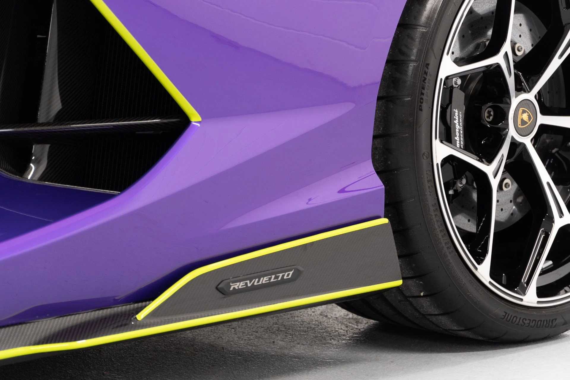 mph009_1760992813_Used_2024_Lamborghini_Revuelto_1739988848_f5655dcbde