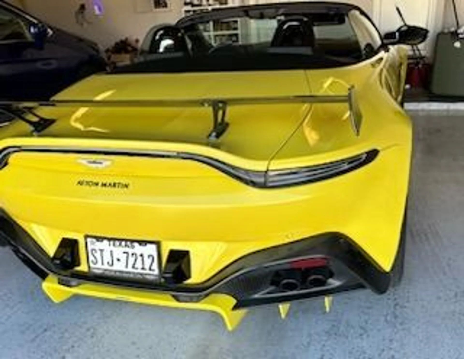 mph009_1804192630_Used_2021_Aston_Martin_Vantage_1759360307_84ce1bed5d