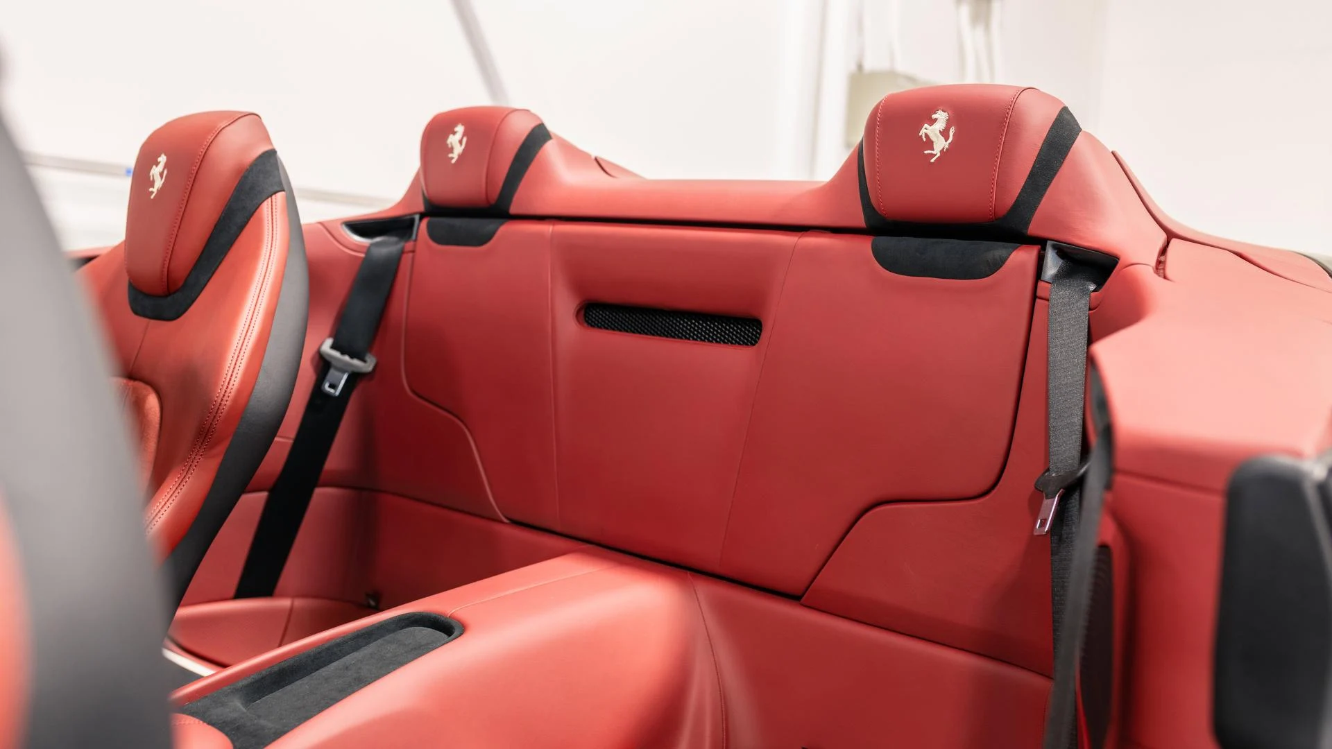mph009_1812226948_Used_2025_Ferrari_Roma_Spider_Base_1782922874_fcdfec5b5a