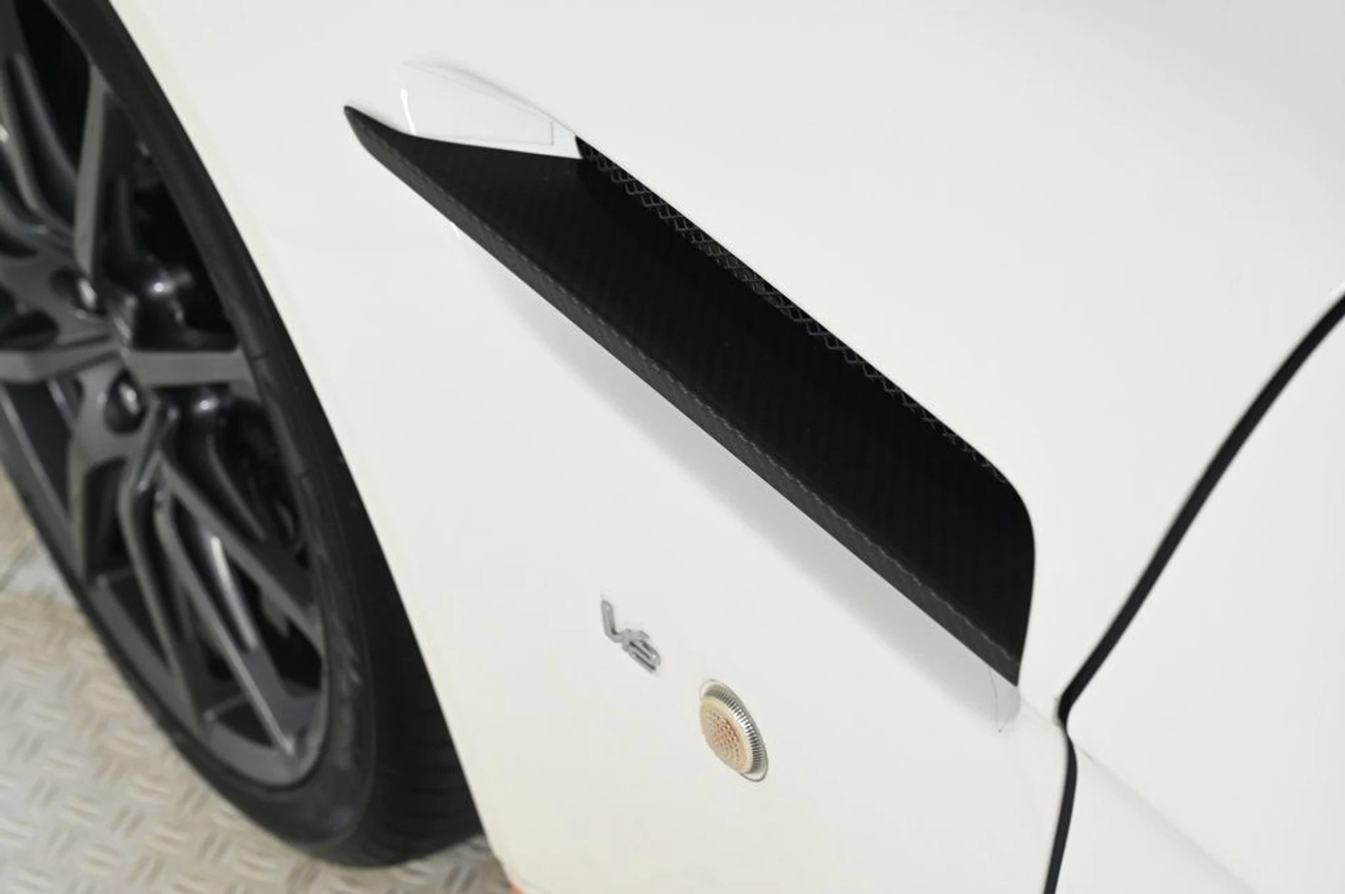 mph009_1834973596_used_2017_aston_martin_v12_vantage_s_11350_22970914_9_1024_f09a18b2d7