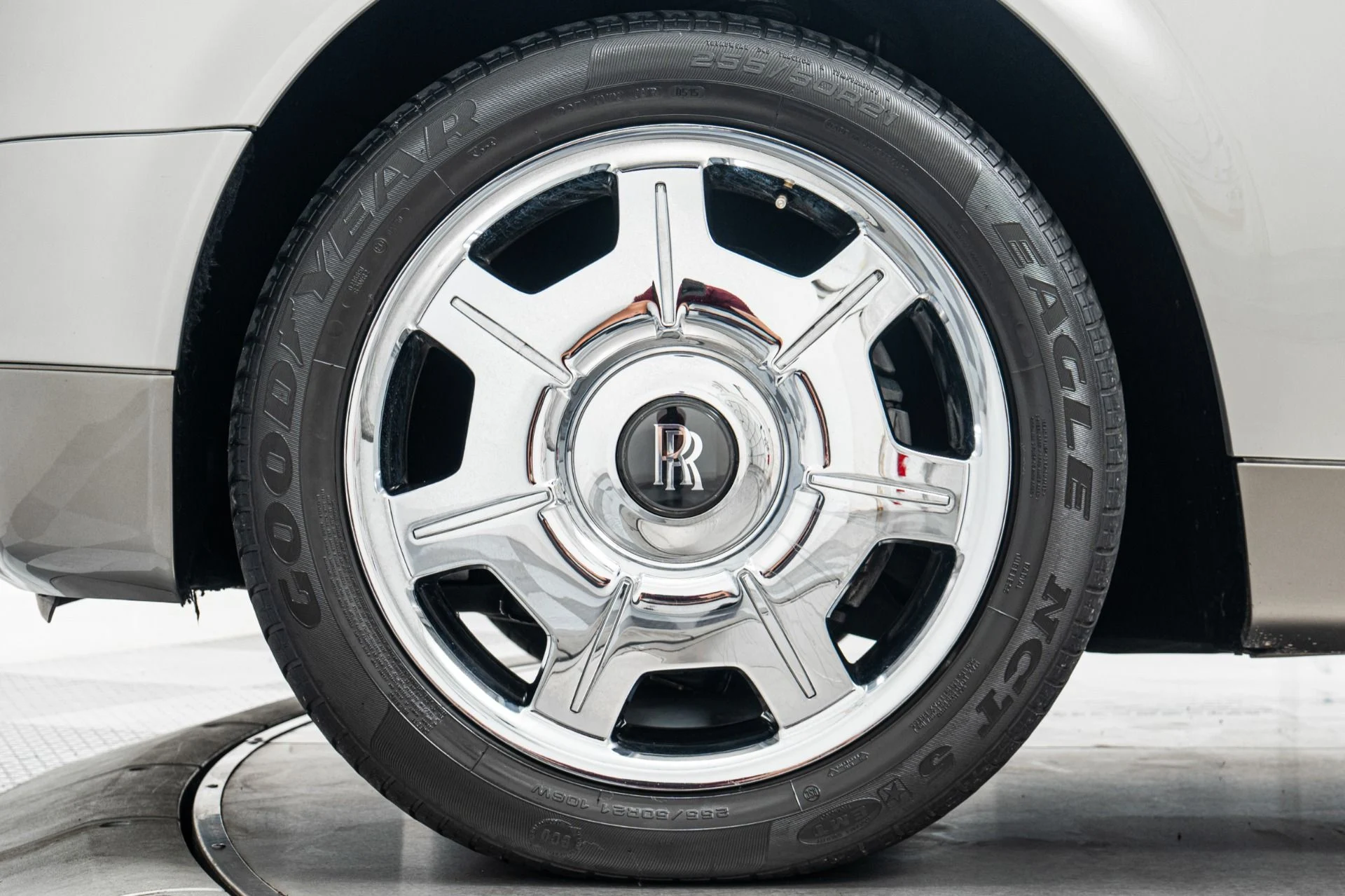 mph009_1838360660_Used_2007_Rolls_Royce_Phantom_Two_Tone_Exterior_and_Interior_Chromed_Wheels_1782334657_faa62fbfd6