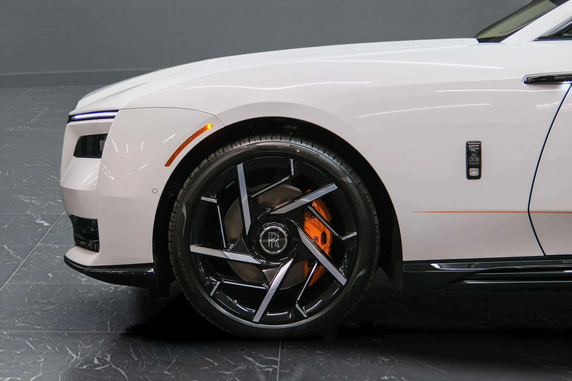 mph009_1850401991_6e789998_383c_4a7b_9f94_5e369cc0e8cc_202620_Rolls_Royce20_Black20_Badge20_Spectre20282600829_7_c87c1b1f76