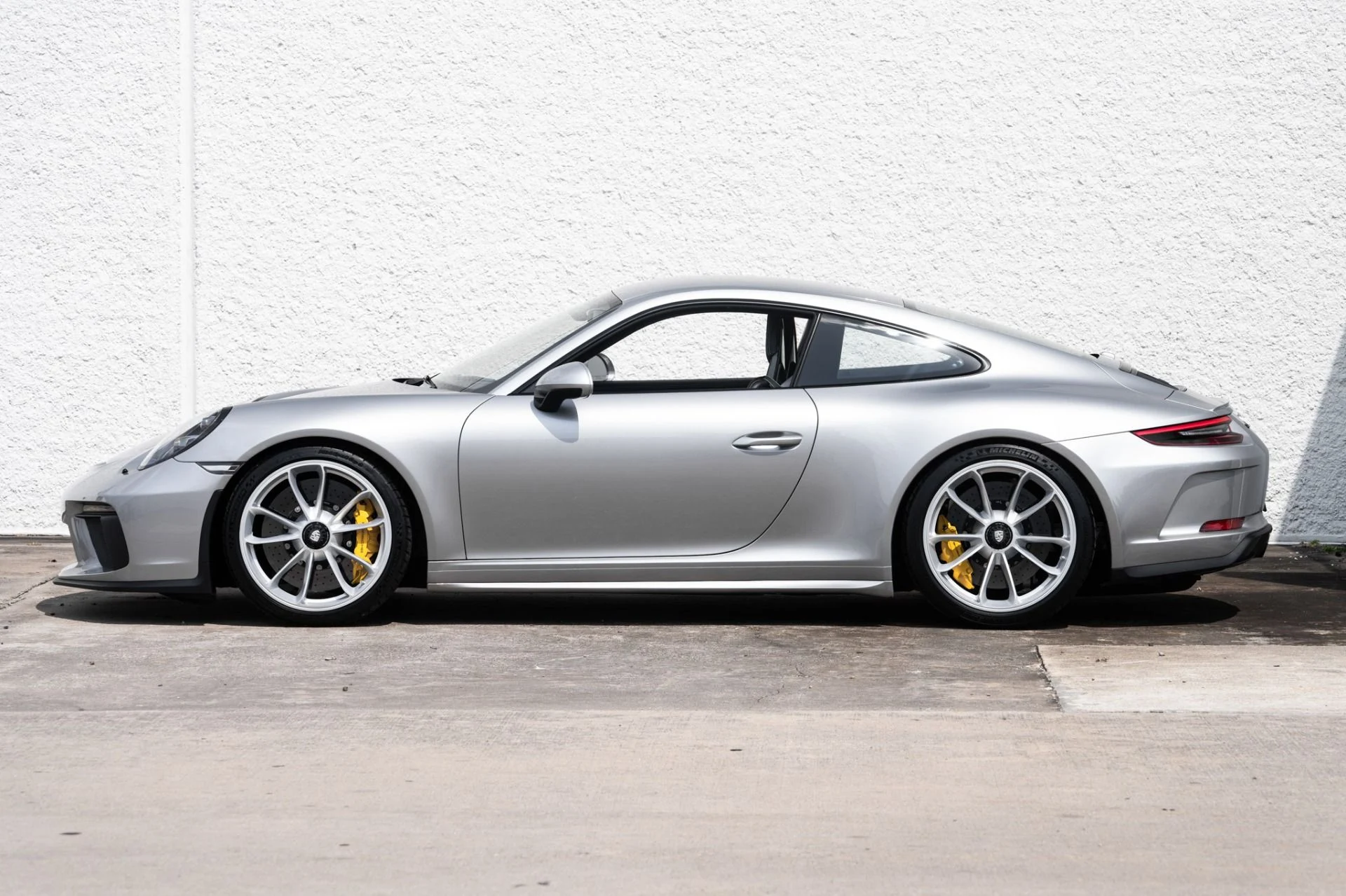 mph009_1870969445_Used_2018_Porsche_911_GT_3_Touring_1756161352_dc3a231588