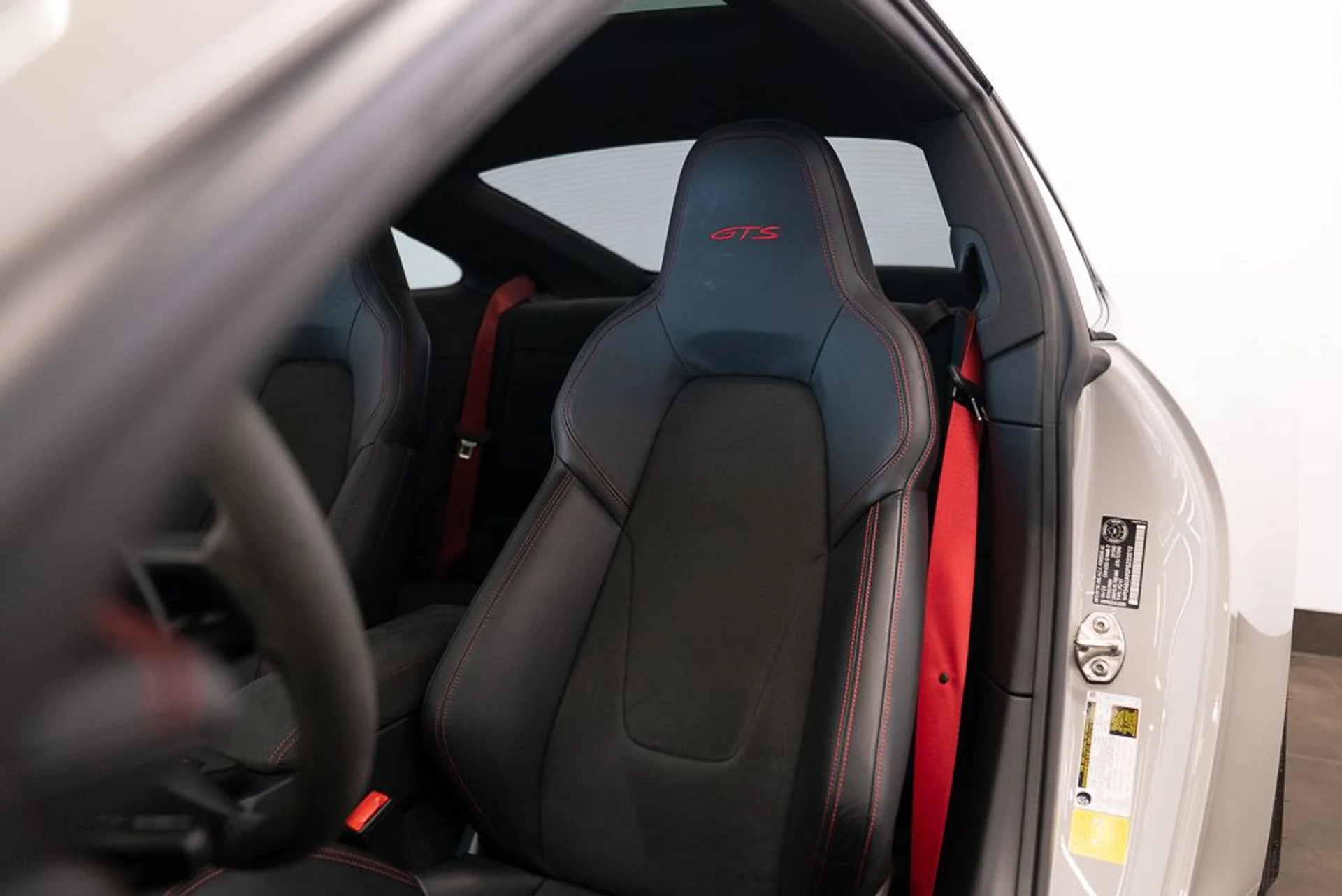 mph009_1873453052_porsche_911_2023_jpg_v_1770126807_c52c2af11b