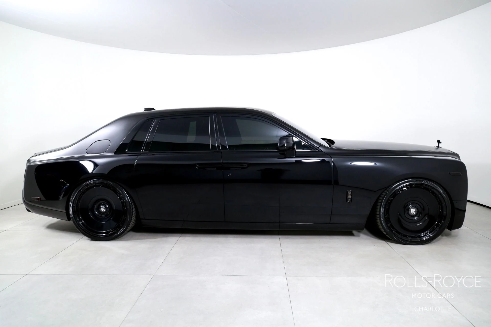 mph009_1879800078_Used_2019_Rolls_Royce_Phantom_1769450314_d01d123cc6