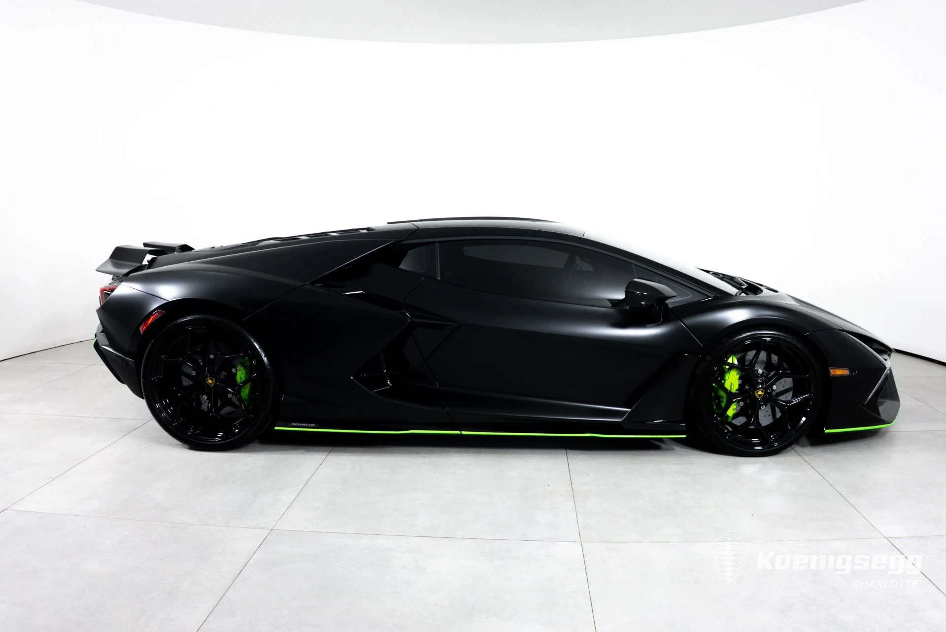 mph009_1905378142_Used_2024_Lamborghini_Revuelto_1783439932_2a02611ec0