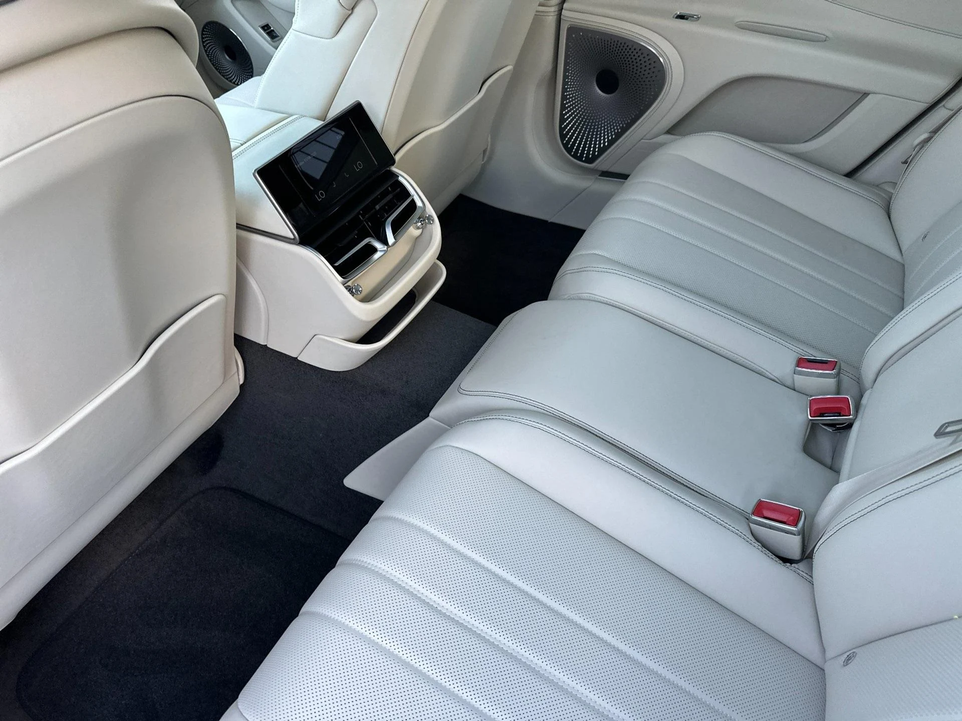 mph009_1910804711_New_2026_Bentley_Flying_Spur_1763565044_f7bd7b06ab