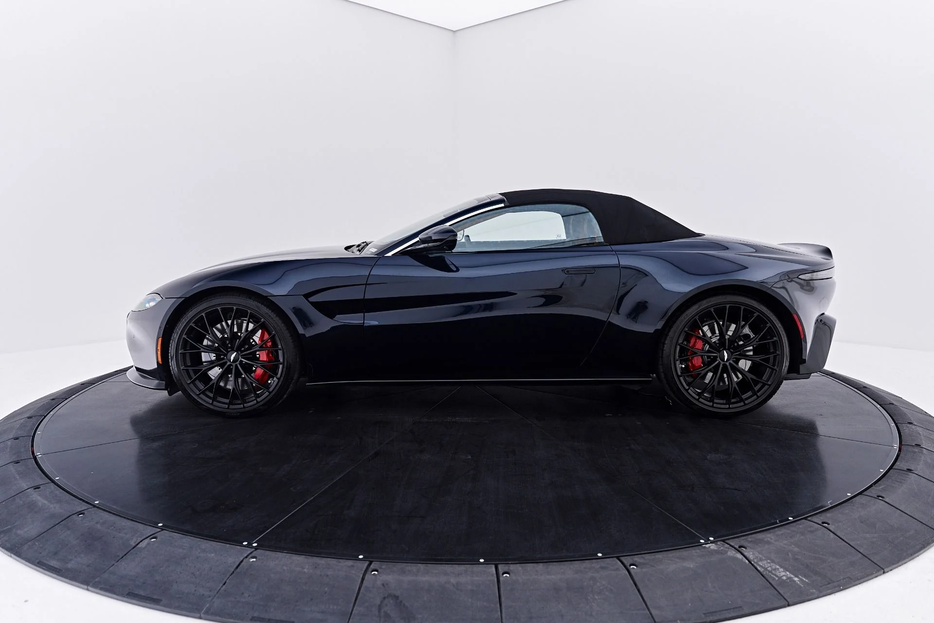 mph009_191803900_Used_2022_Aston_Martin_Vantage_Base_1786226027_42a9718780