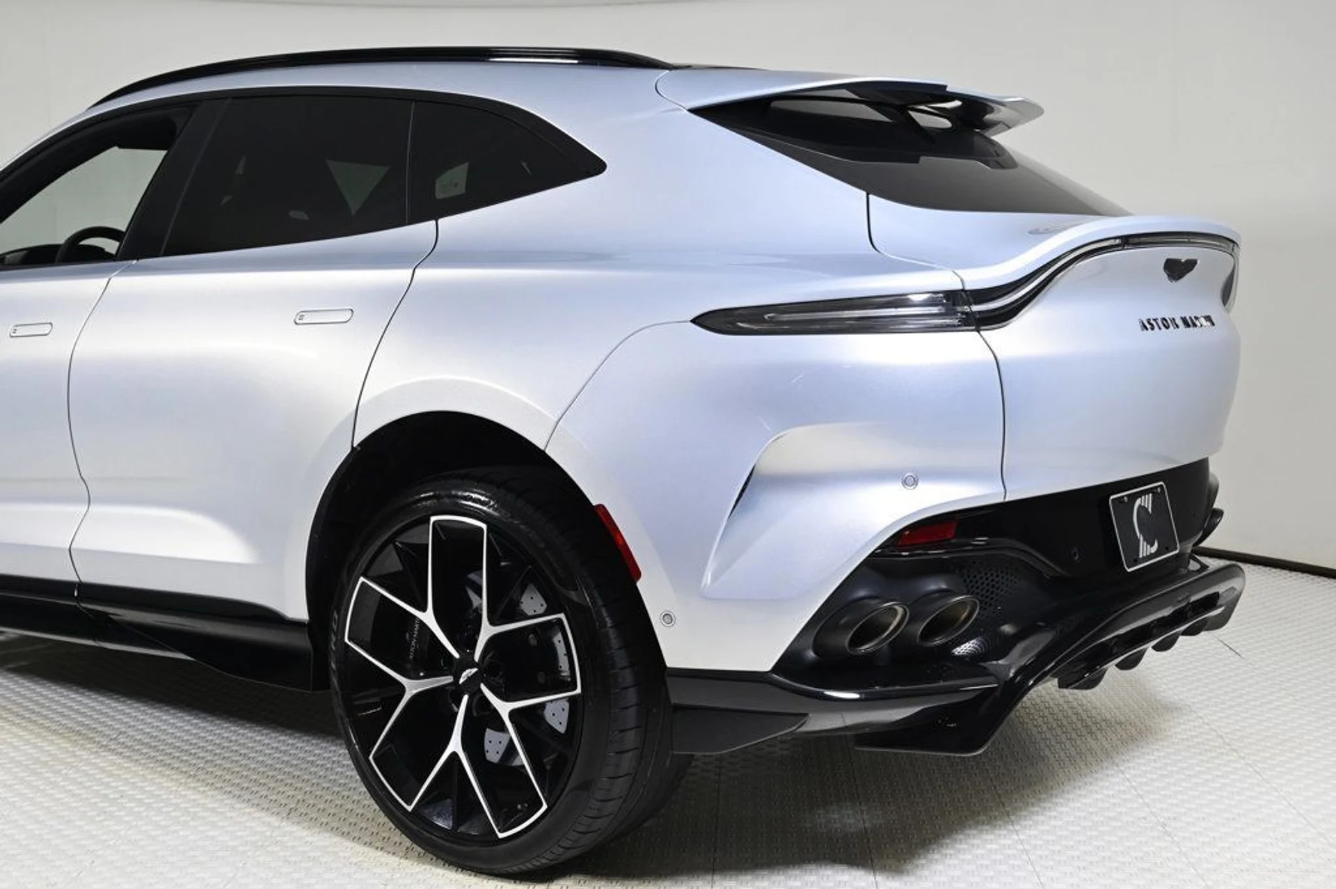 mph009_1977659211_used_2025_aston_martin_dbx_707_11350_22931287_9_1024_47d40548fd