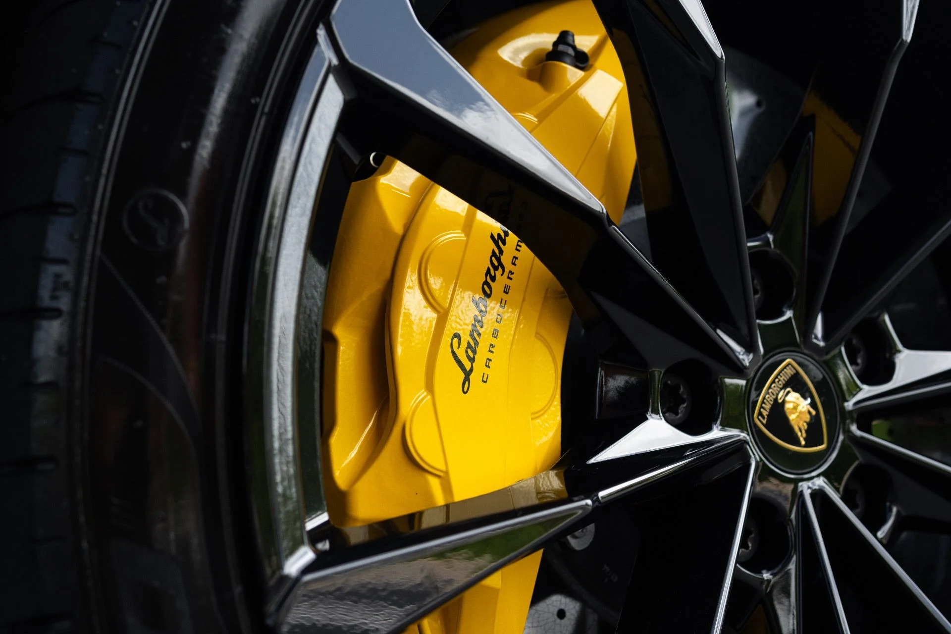 mph009_2000147125_Used_2022_Lamborghini_Urus_1776127481_b10c2a233e