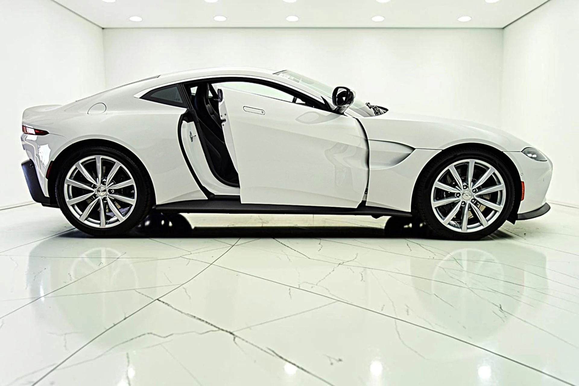mph009_2036205196_Used_2023_Aston_Martin_Vantage_Coupe_b4432edff0