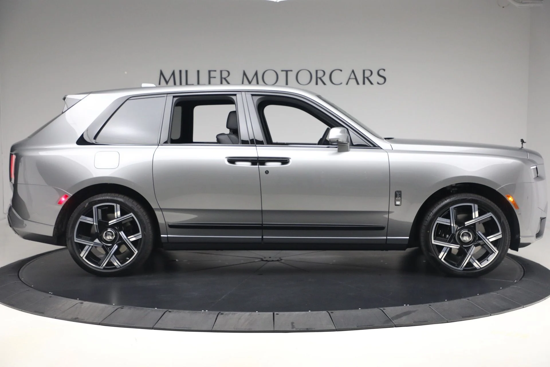 mph009_2038763353_New_2027_Rolls_Royce_Black_Badge_Cullinan_fa29e8c13b