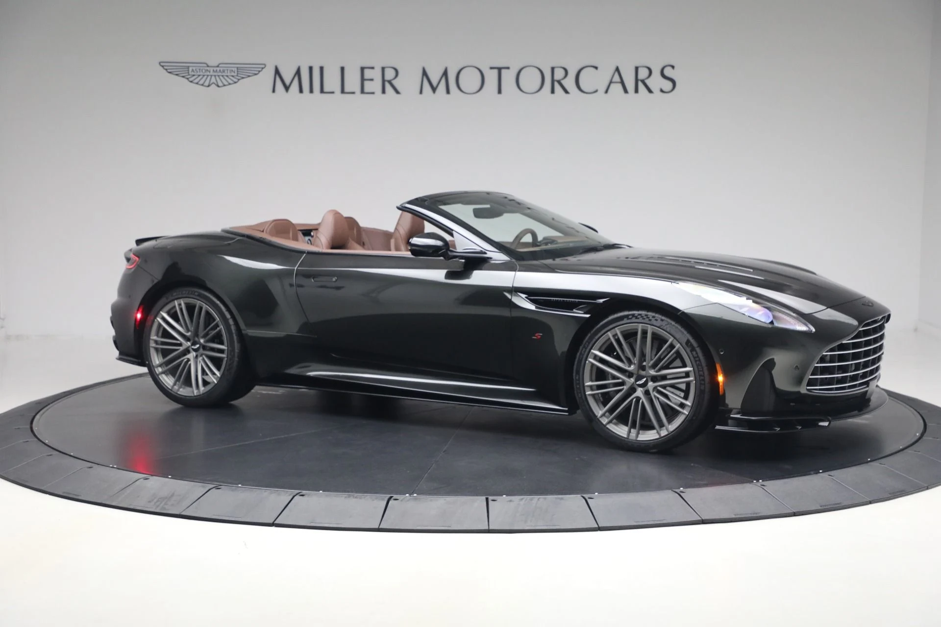 mph009_2055280601_New_2026_Aston_Martin_DB_12_S_Volante_1787328919_f417e7e439