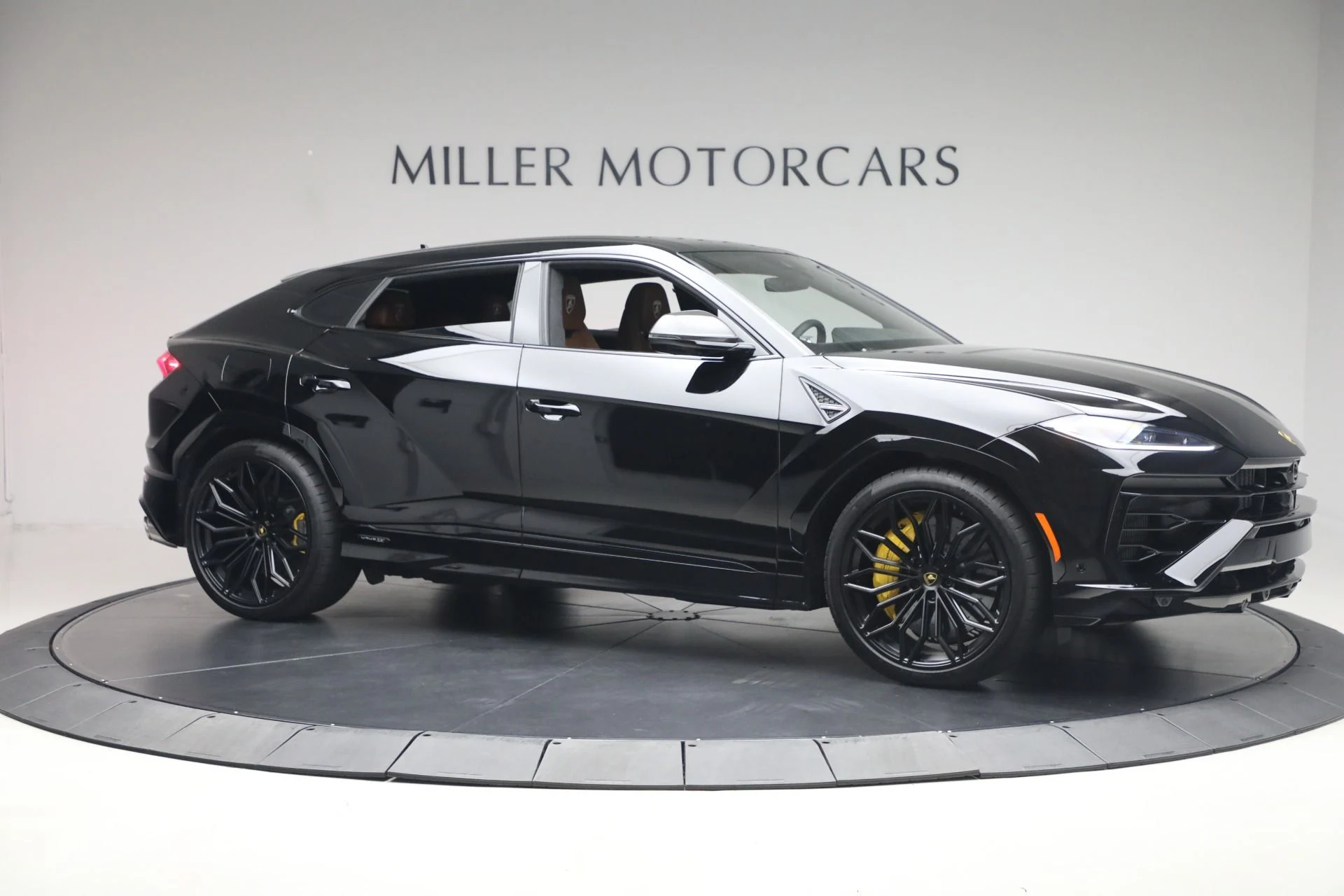 mph009_2064325023_Used_2025_Lamborghini_Urus_SE_1779826713_53b95da269