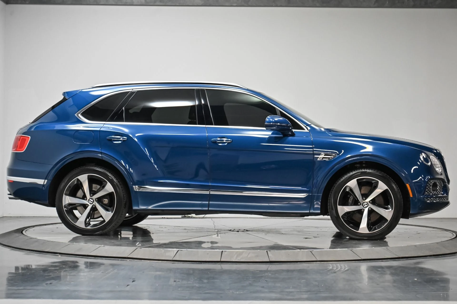 mph009_2104540730_Used_2018_Bentley_Bentayga_W12_1758835166_9c6cc88d2b