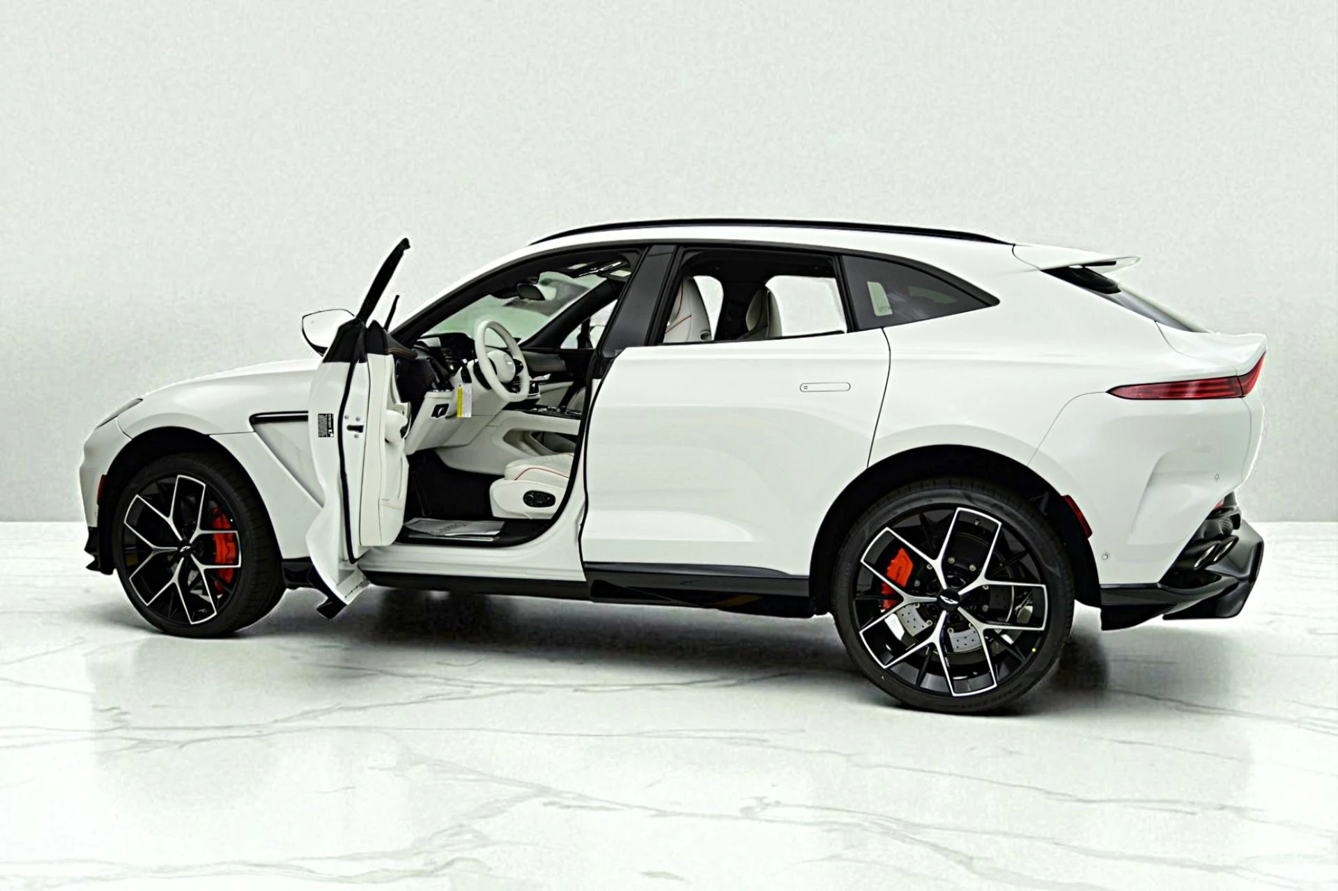 mph009_2105332901_New_2025_Aston_Martin_DBX_707_a9833bb2c2