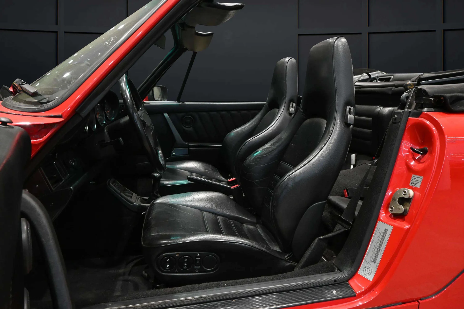 mph009_2151360085_522da79e_8fac_4851_8f82_a1c305b12dfb_2_10_Interior_199120_Porsche2091120_Carrera20_Cabriolet2028_WP_0_CB_2961_MS_46059429_18_210d2864e1