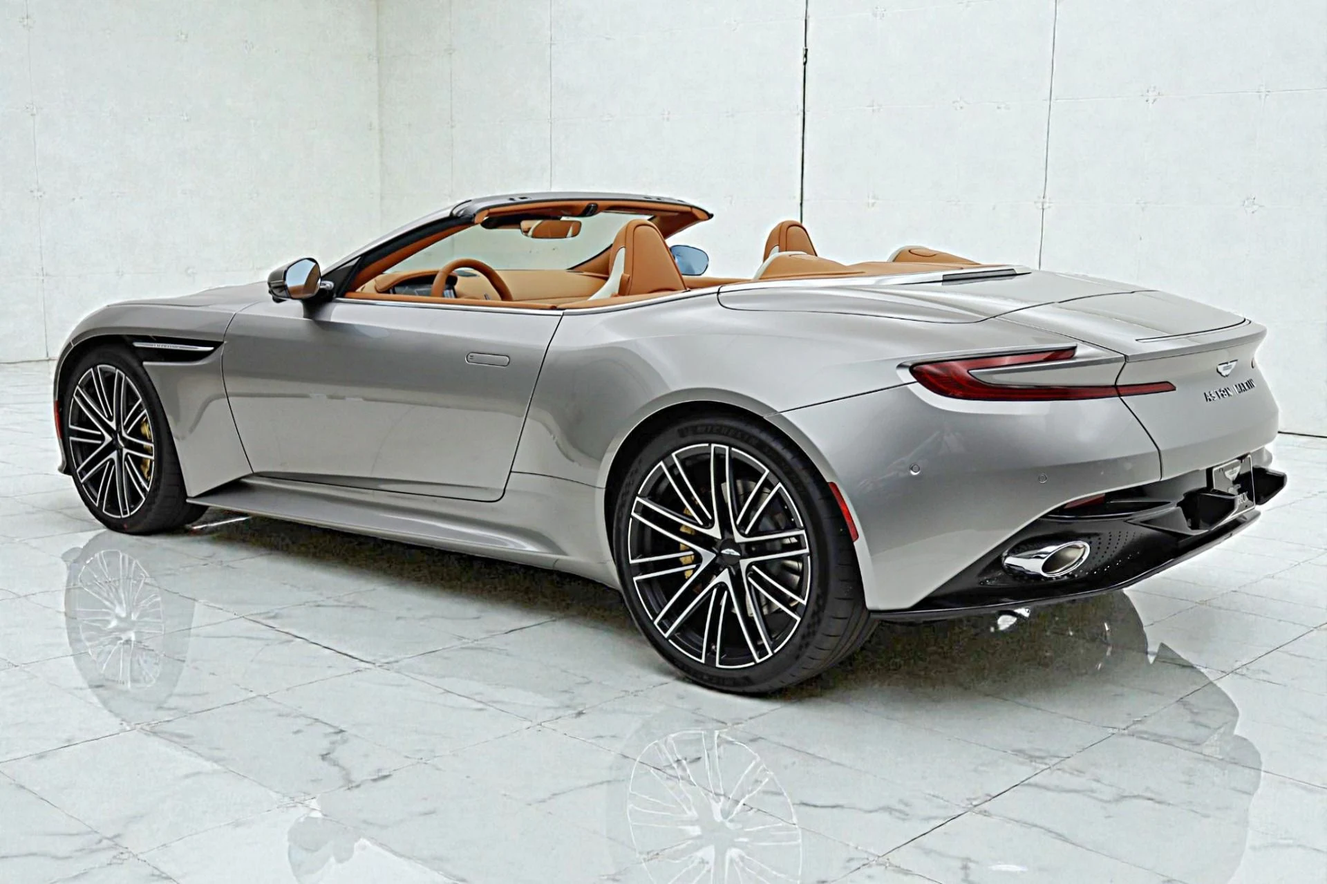 mph009_2152271185_New_2026_Aston_Martin_DB_12_Volante_188527ce7d
