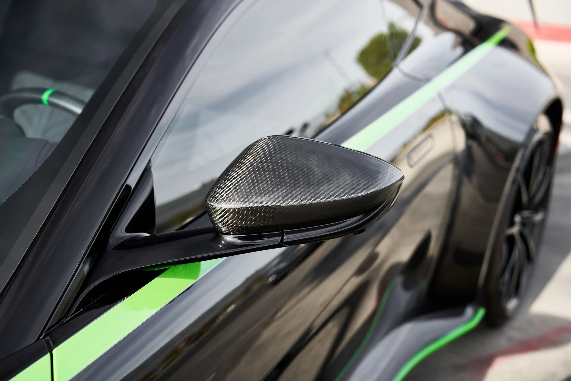 mph009_2176853062_Used_2023_Aston_Martin_Vantage_Base_1762913663_e7ecbe78b9