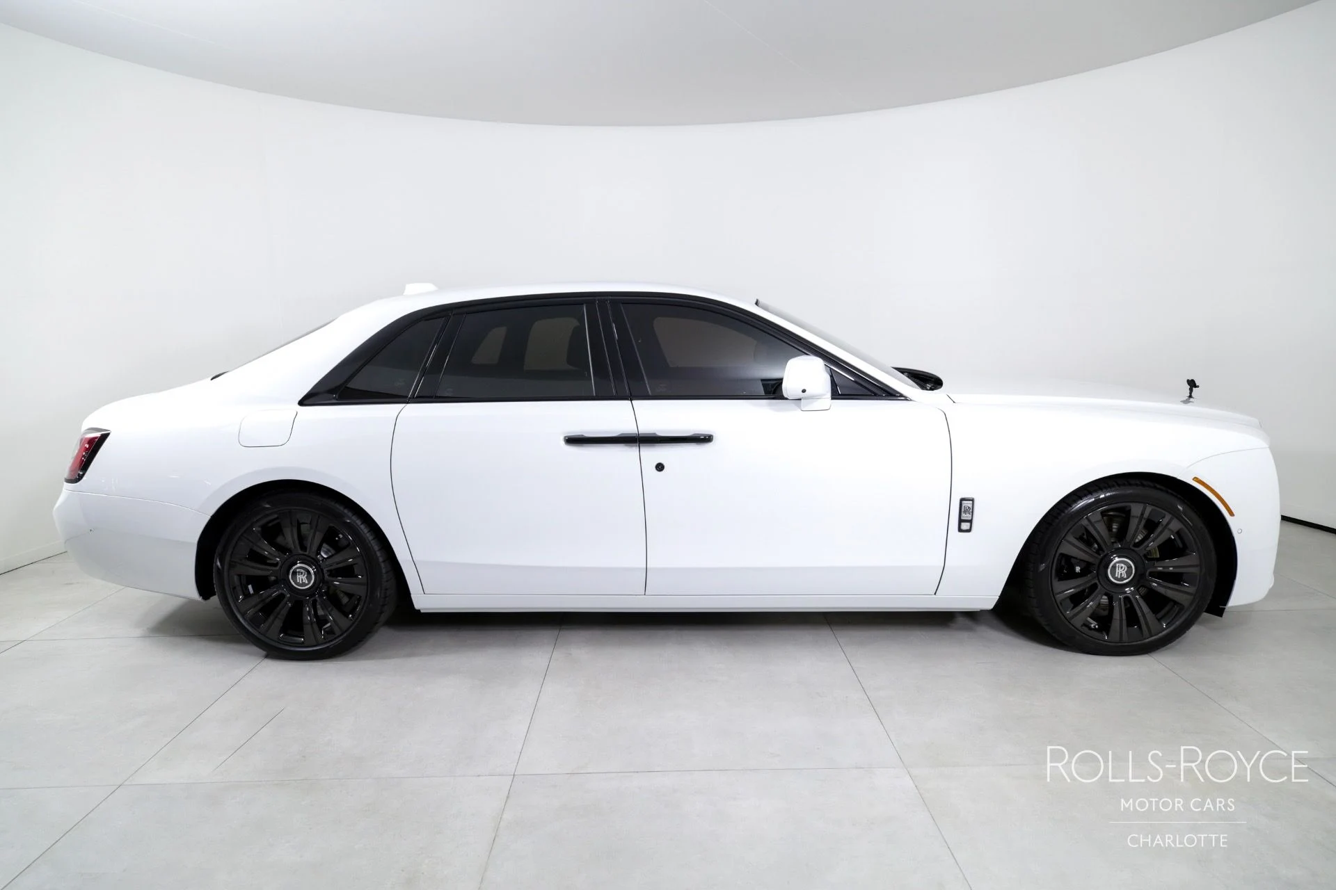 mph009_2183871484_Used_2024_Rolls_Royce_Ghost_1723672275_0e0d798518