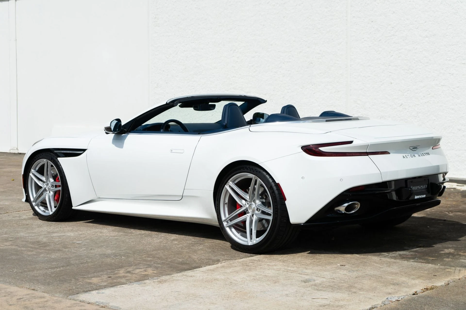 mph009_2206719931_Used_2025_Aston_Martin_DB_12_Volante_1785883933_e5f5ba98b7