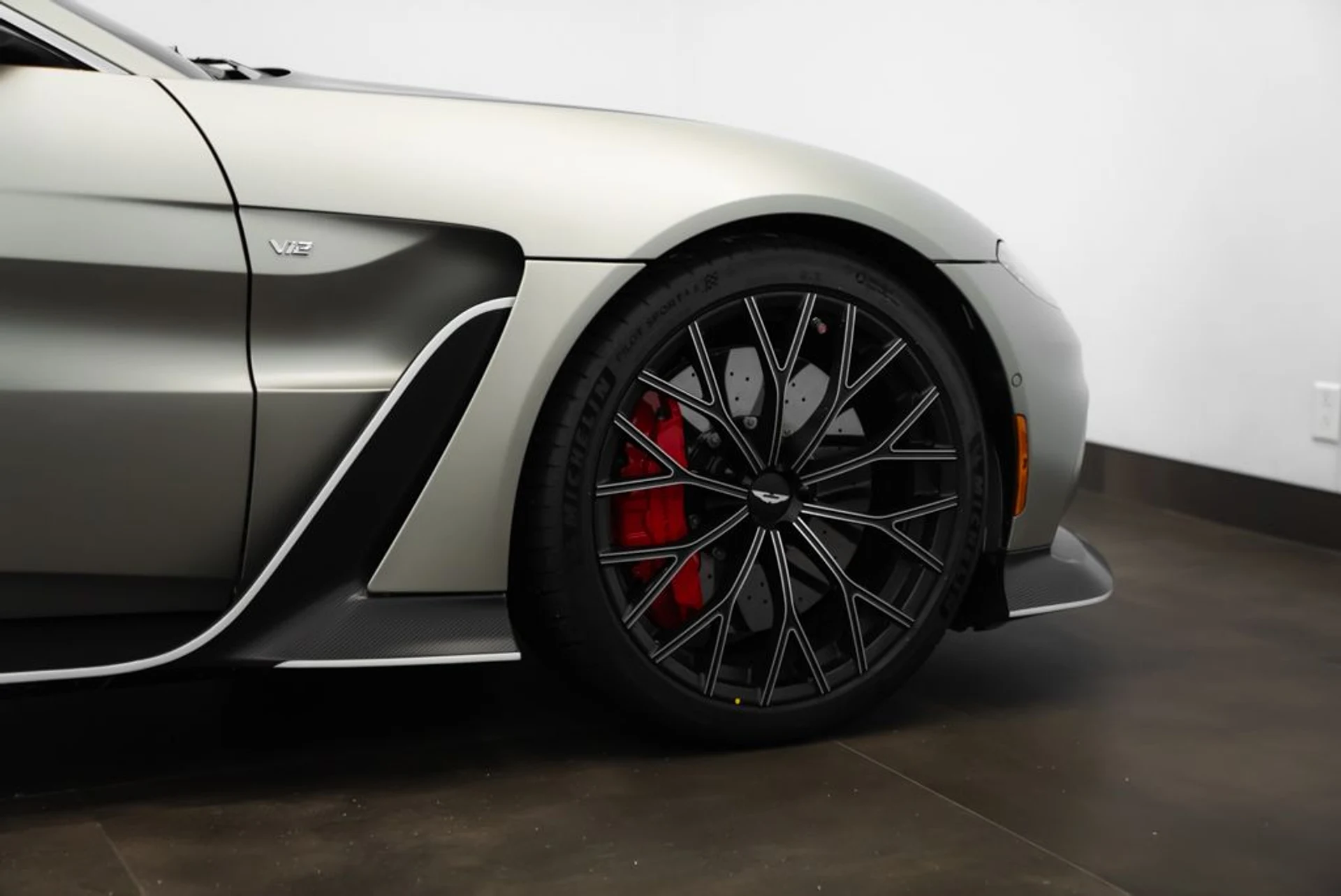 mph009_2213979340_aston_martin_vantage_2023_jpg_v_1768855591_17b405b92b