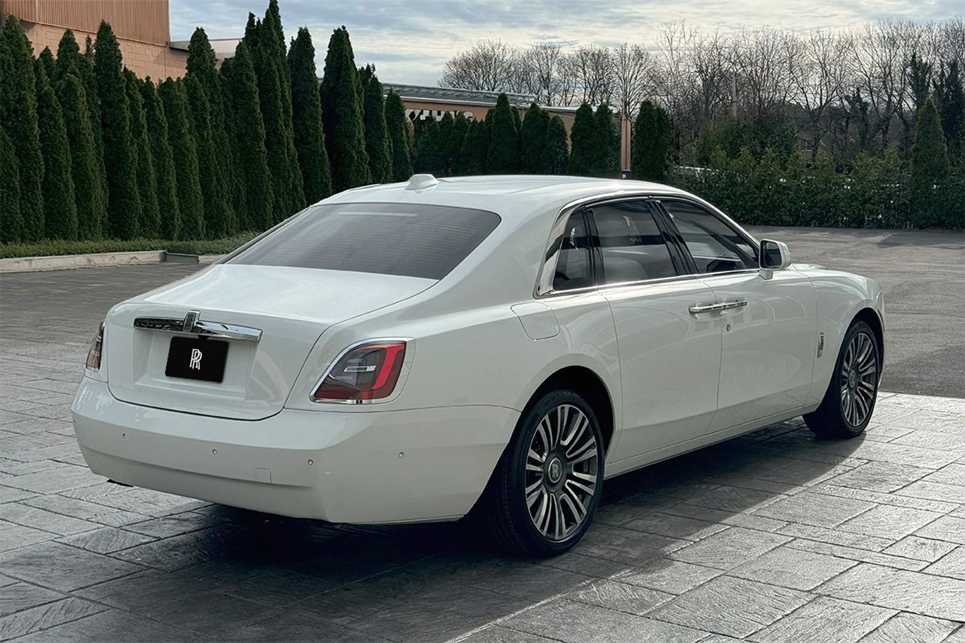 mph009_2214238239_Used_2022_Rolls_Royce_Ghost_1751353922_9a8e31ebed