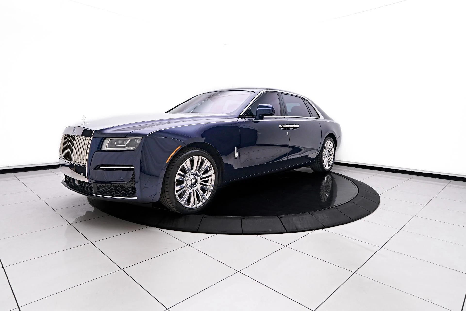 mph009_2216639490_Used_2023_Rolls_Royce_Ghost_1755200436_906f74a365