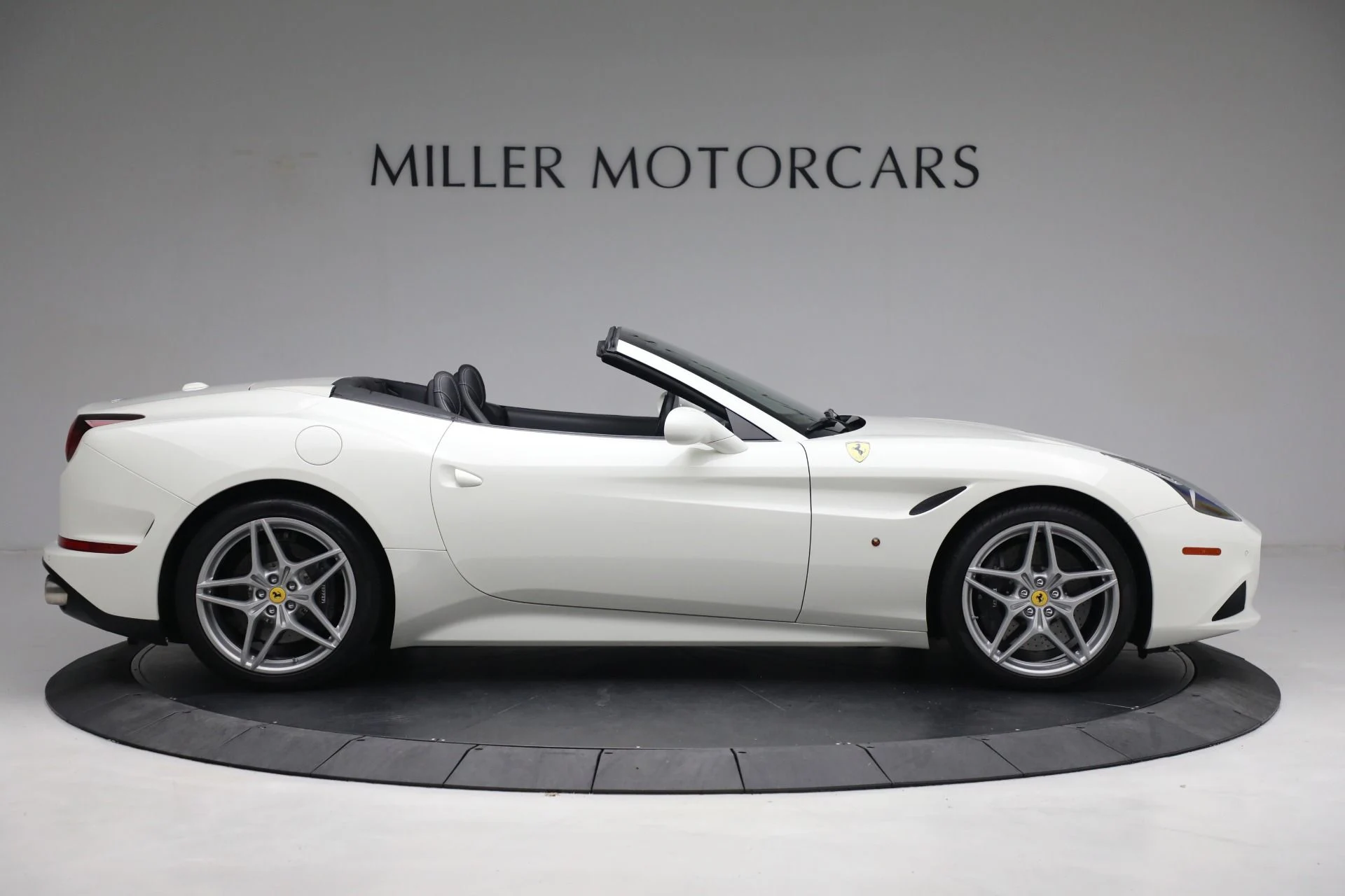 mph009_2243555262_Used_2017_Ferrari_California_T_571da37184
