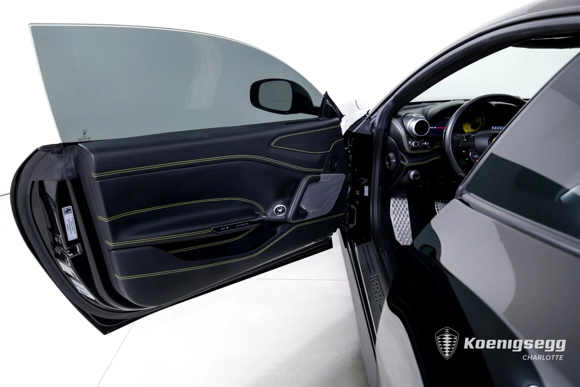 mph009_2268690325_Used_2018_Ferrari_GTC_4_Lusso_T_1761056109_63388a2099