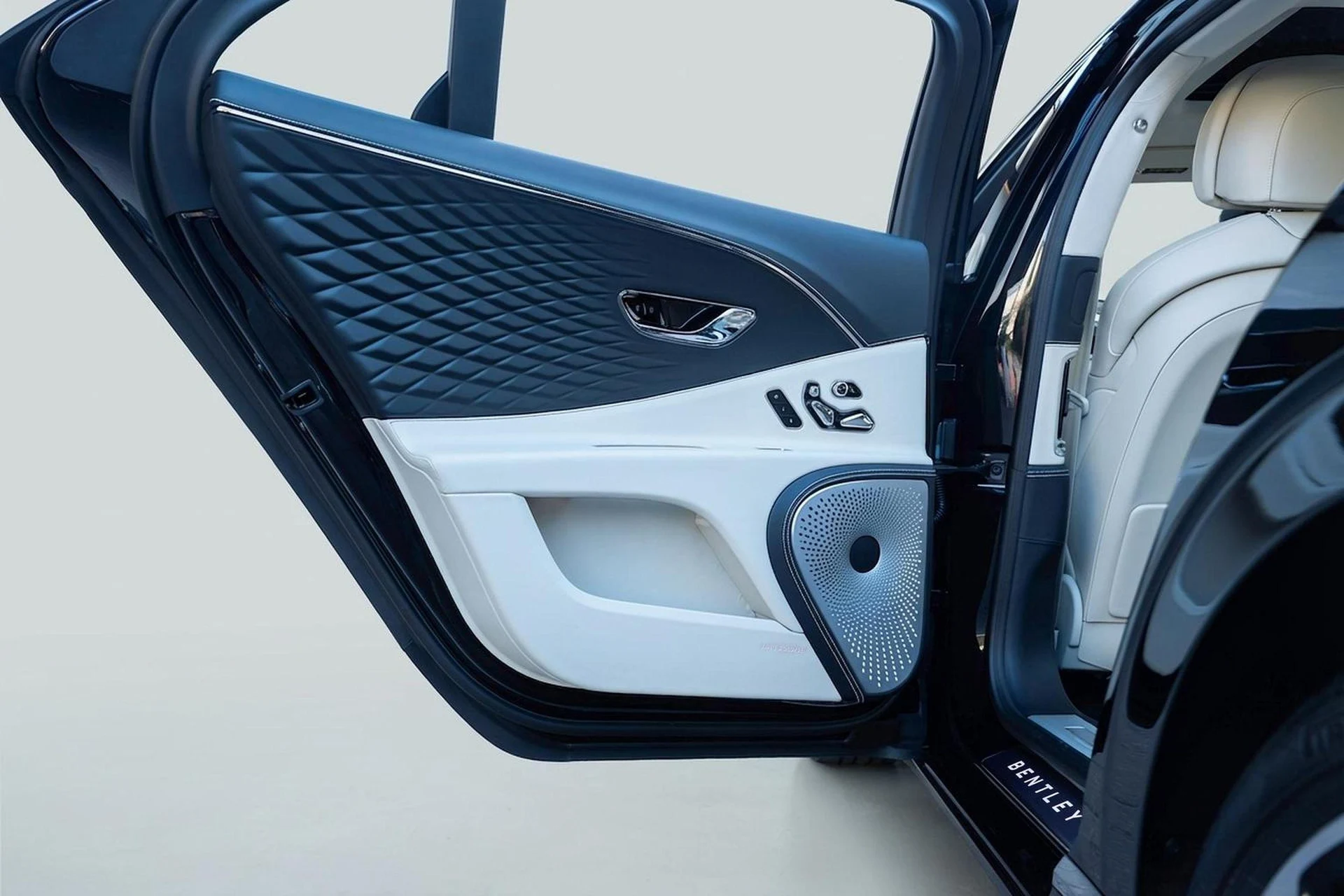 mph009_2269604090_503863234_69bc28b9e818c0e0bbc2c0f4_17cbbebc6d