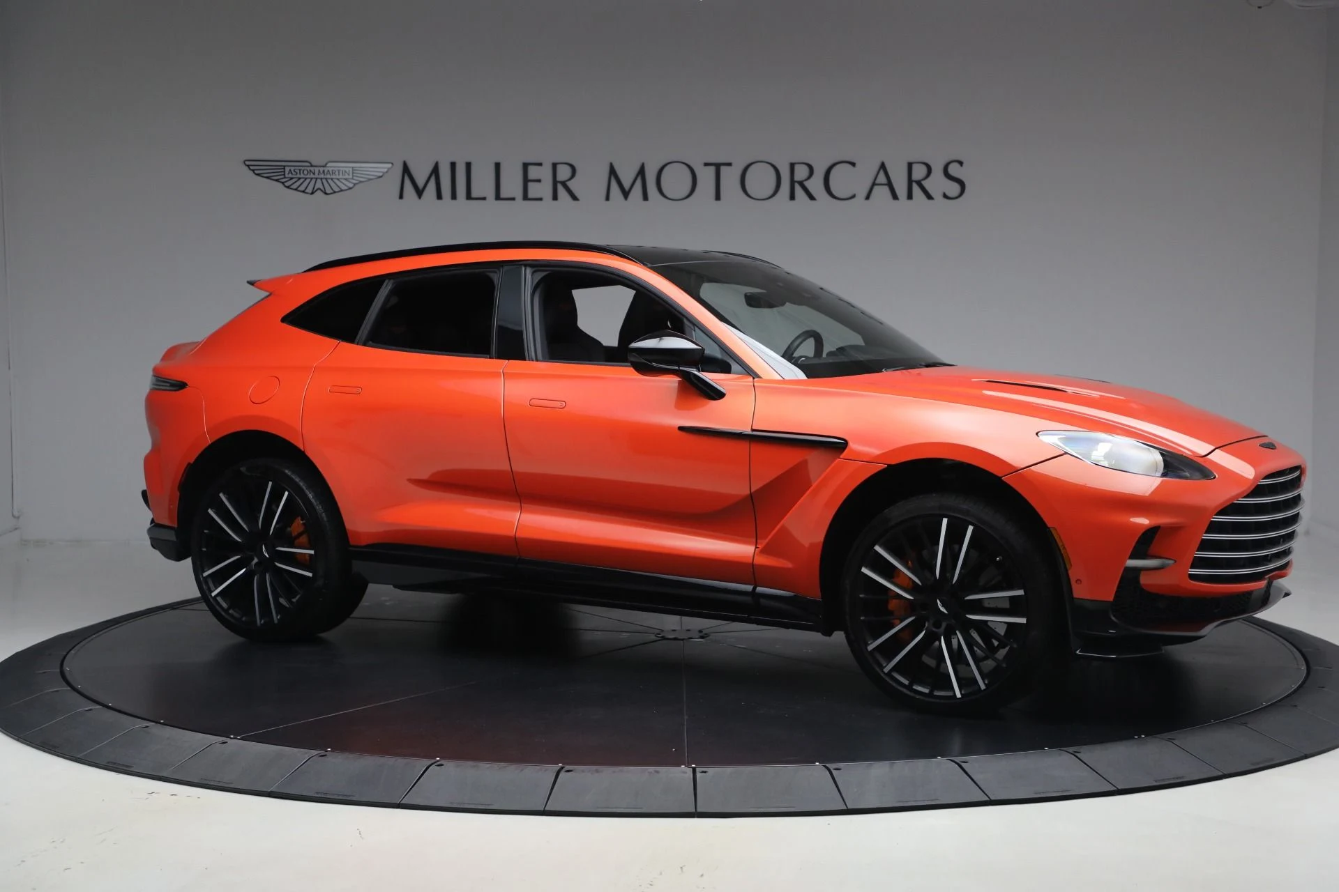 mph009_2277627876_Used_2023_Aston_Martin_DBX_707_1764179336_f74c6e1aec