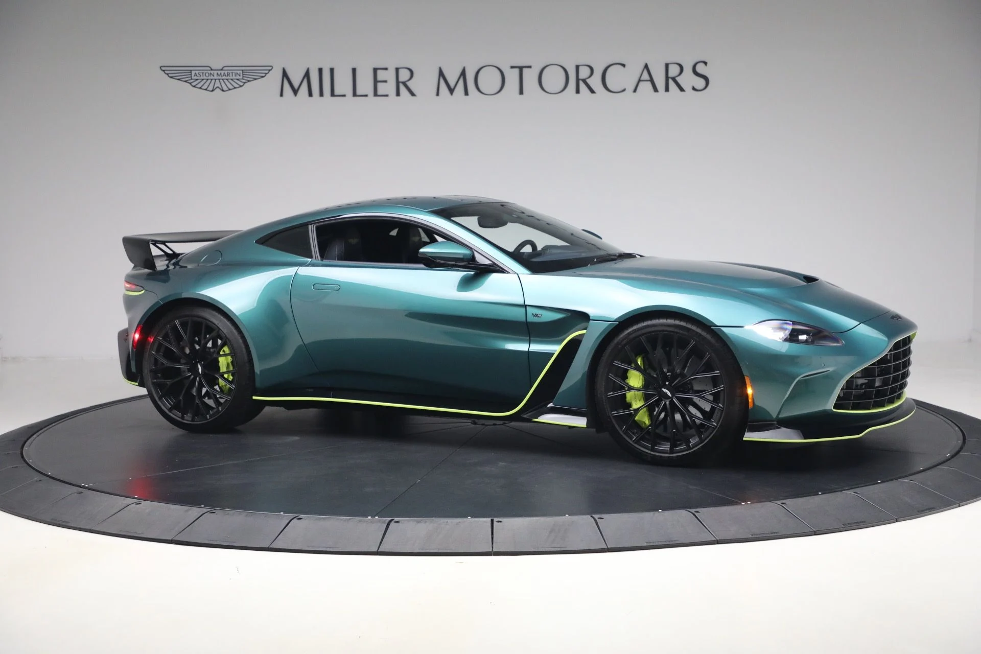 mph009_2284191558_Used_2023_Aston_Martin_Vantage_V12_1777723504_617d310fab