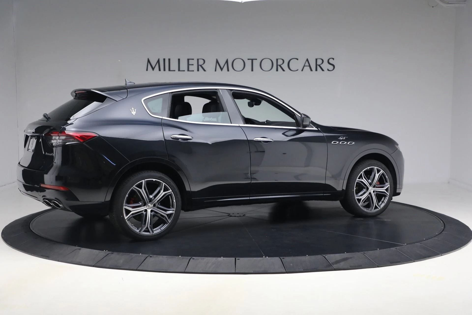 mph009_2295577246_Used_2023_Maserati_Levante_GT_1791466885_eeff8bd51e