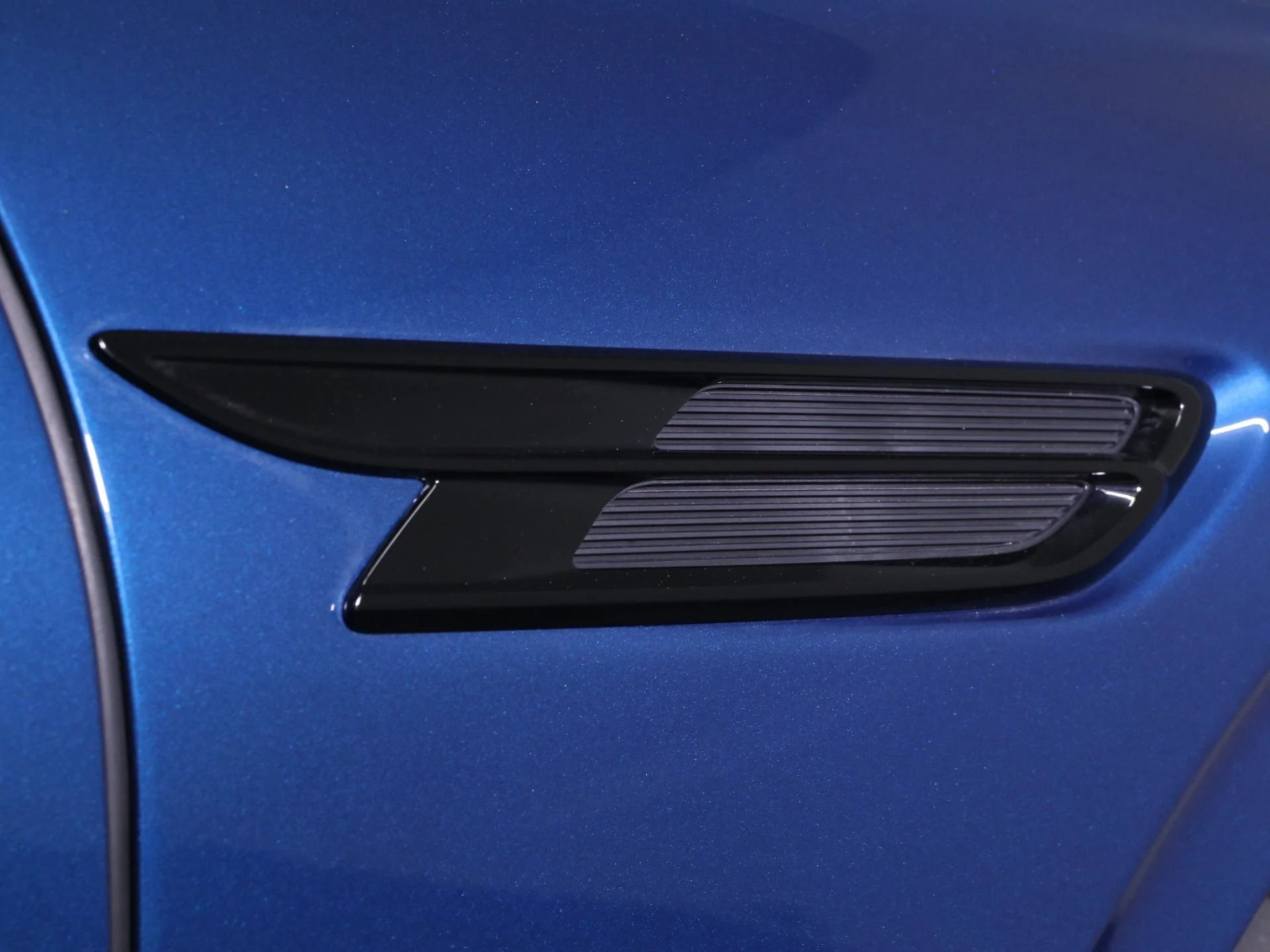 mph009_2298495089_New_2025_Aston_Martin_DBX_707_1756801667_4b8dc4a11b