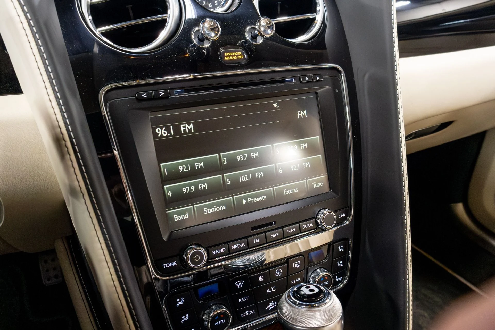 mph009_2309919109_Used_2015_Bentley_Flying_Spur_V8_1776286088_0f37bd8169