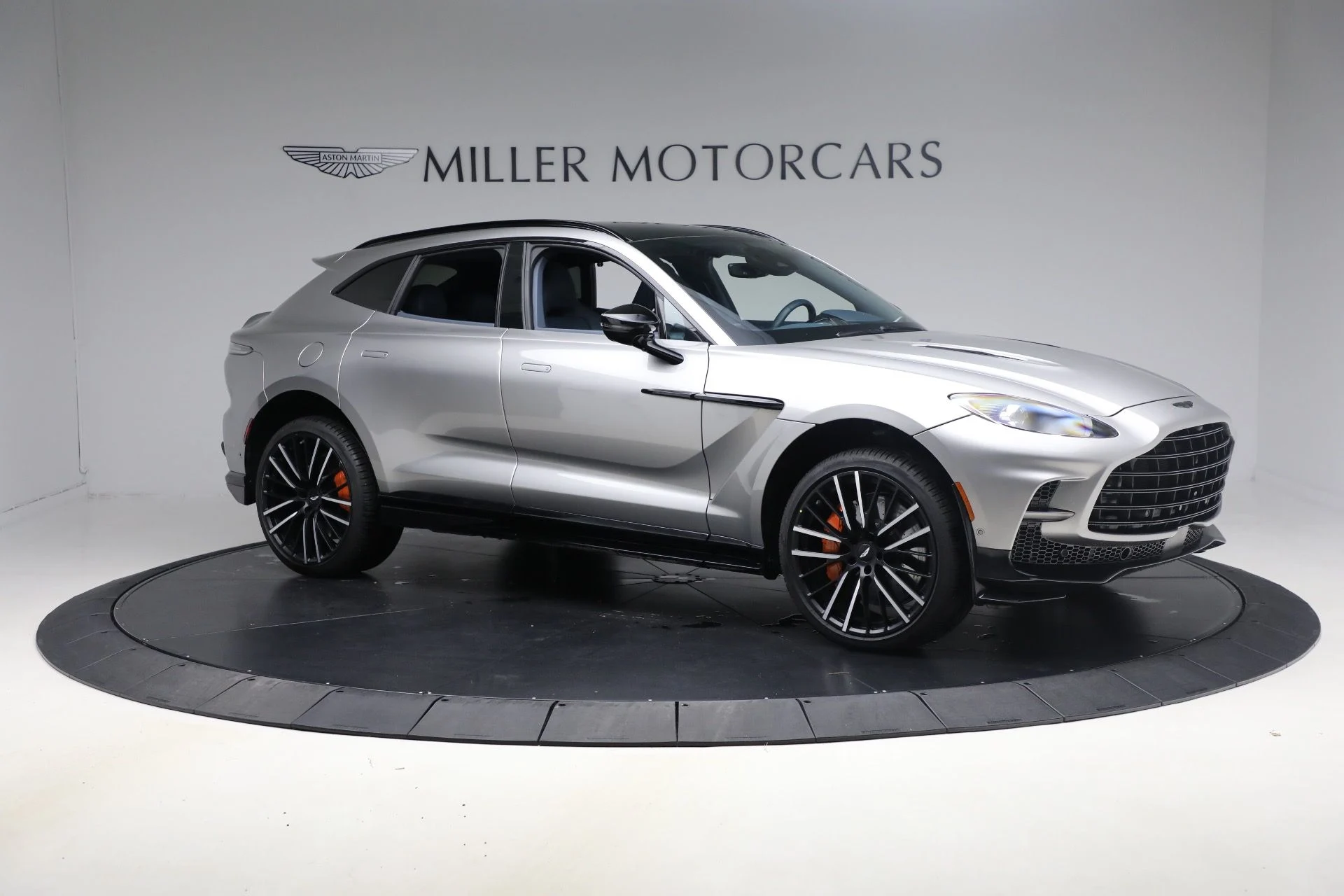 mph009_233407973_New_2025_Aston_Martin_DBX_707_1762018672_f9d09233fb