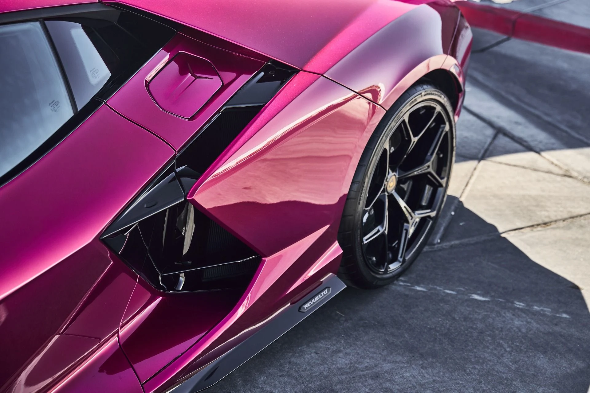 mph009_2370960746_Used_2025_Lamborghini_Revuelto_Base_1782964971_8c3bb173a0