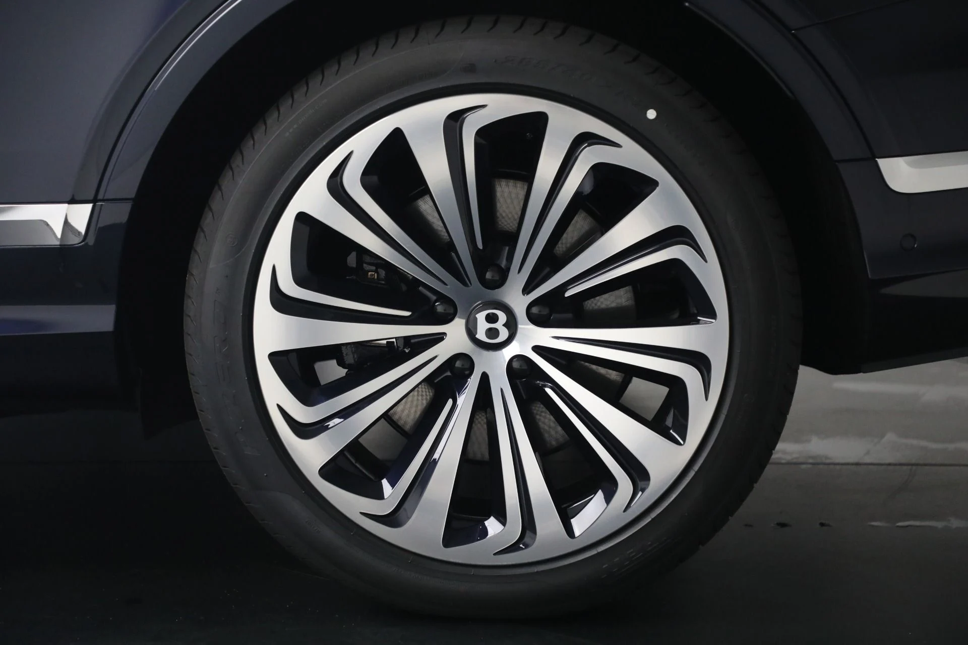 mph009_2394608418_New_2026_Bentley_Bentayga_Azure_V8_1781035645_77b15d1fe1