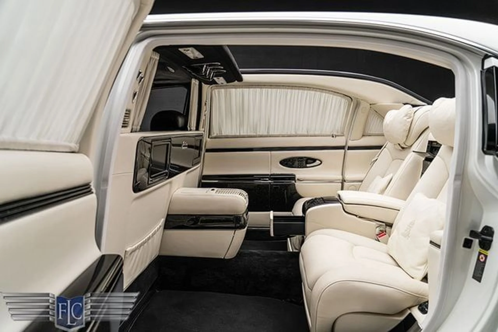 mph009_2405887700_used_2009_maybach_landaulet_s_9689_23032482_14_640_e2ecdab755