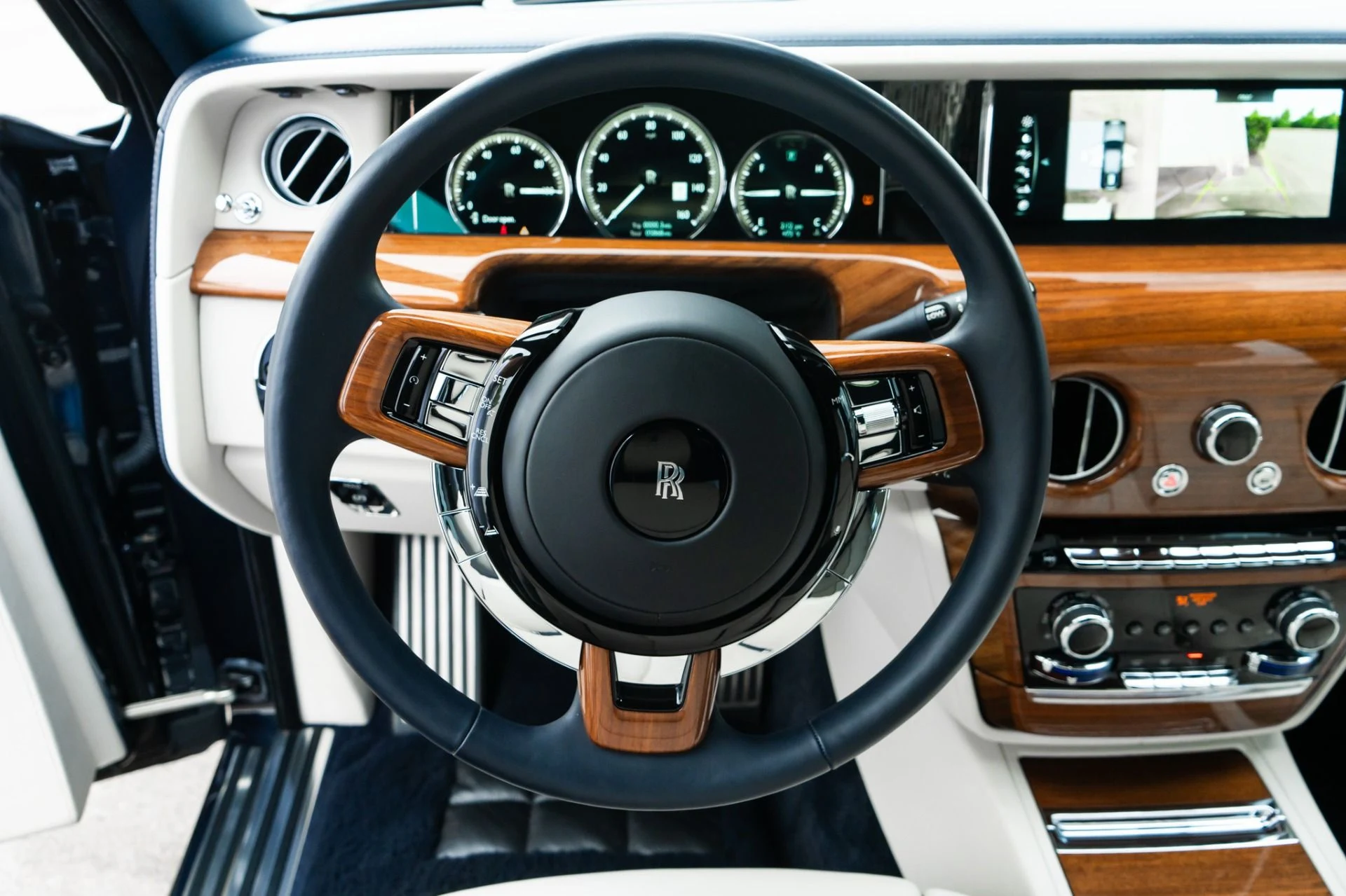 mph009_2436393049_Used_2022_Rolls_Royce_Phantom_1778012232_4e460c75e8