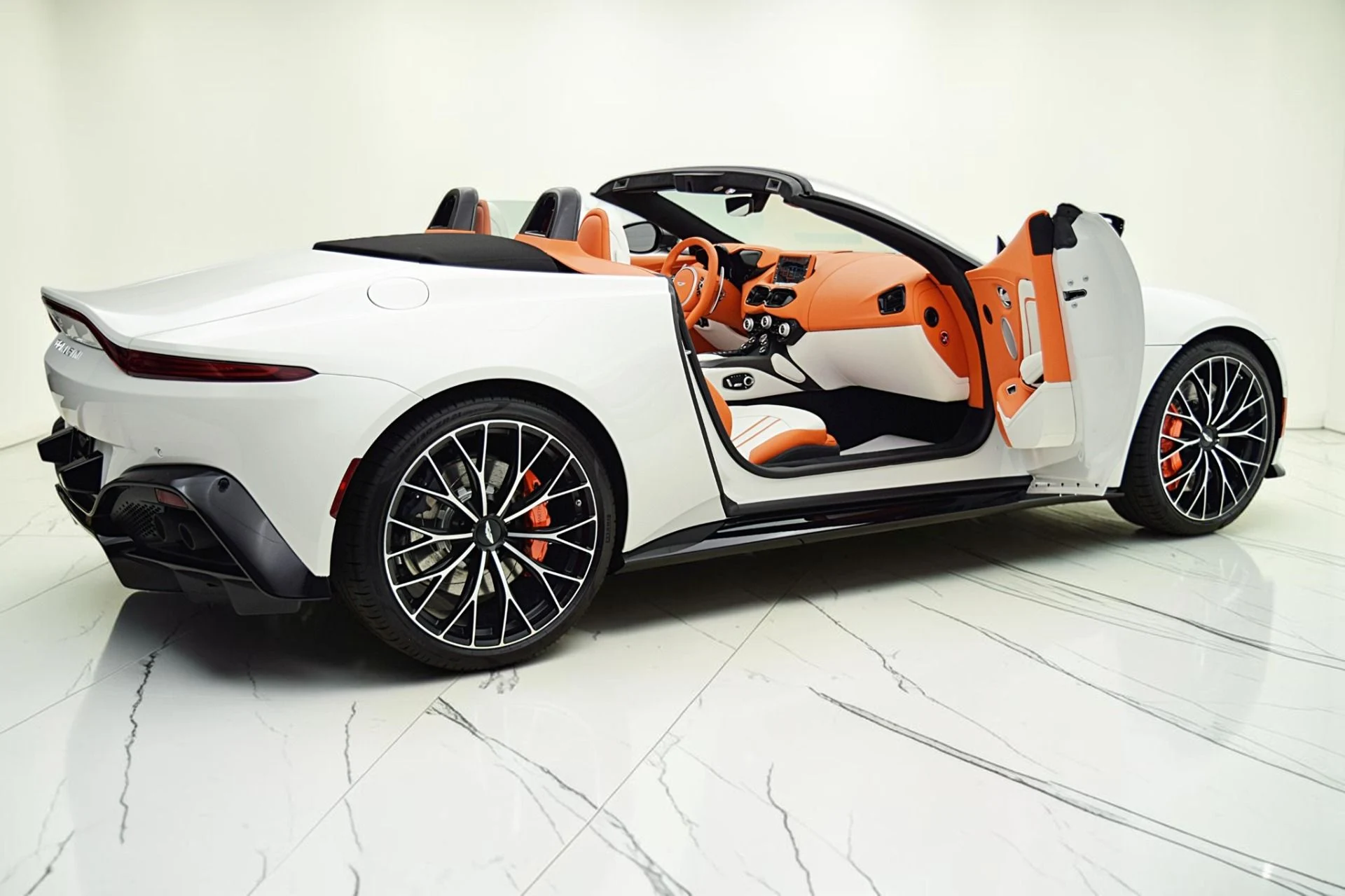 mph009_2437111564_Used_2023_Aston_Martin_Vantage_Roadster_8a39677b21