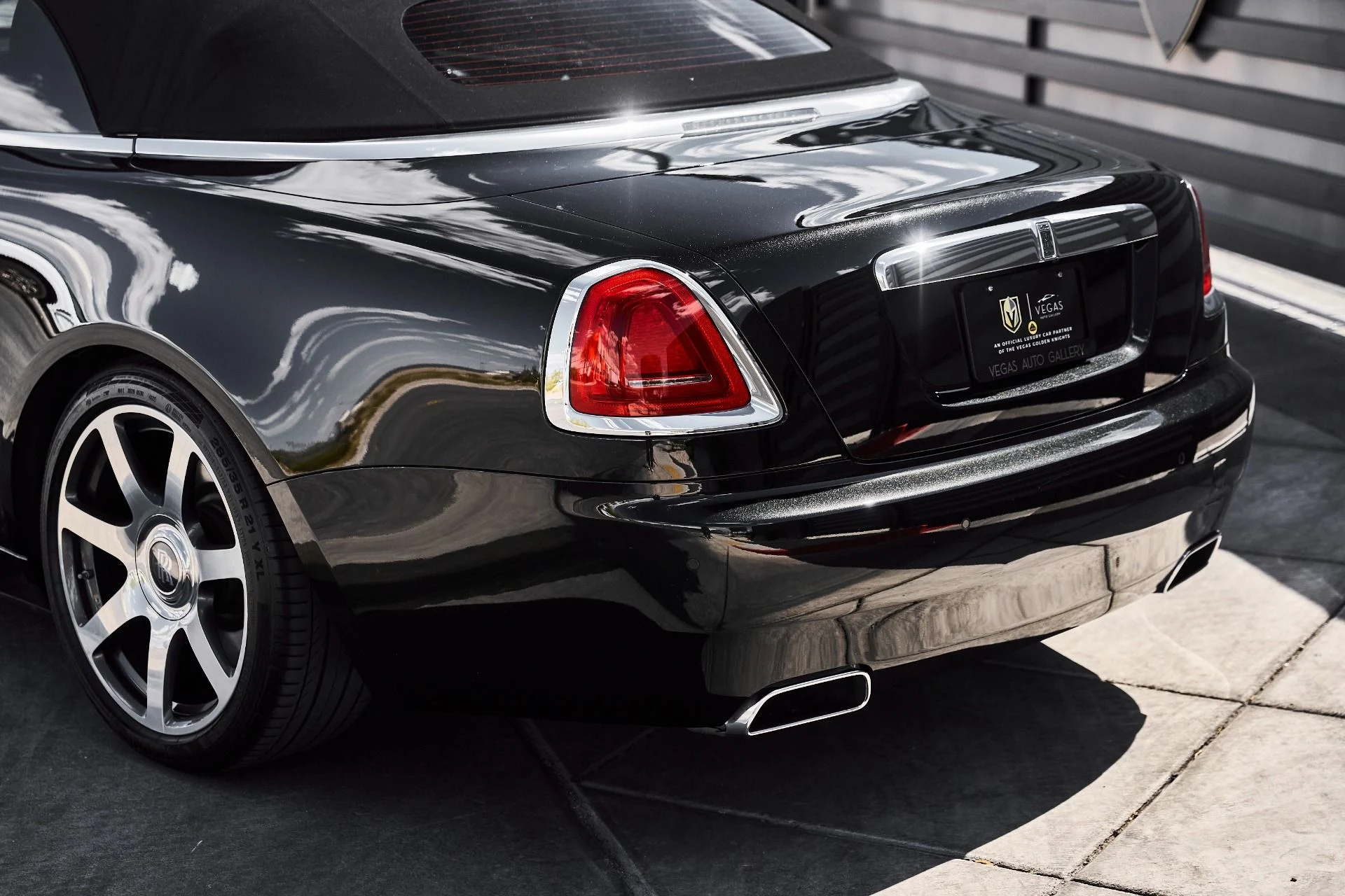 mph009_2448973414_Used_2018_Rolls_Royce_Dawn_Base_1777750826_edc1719647