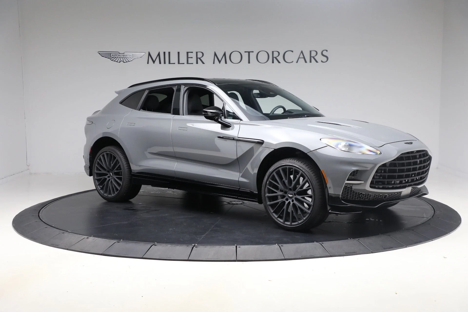 mph009_2480371481_New_2025_Aston_Martin_DBX_707_1762018387_3d50139463